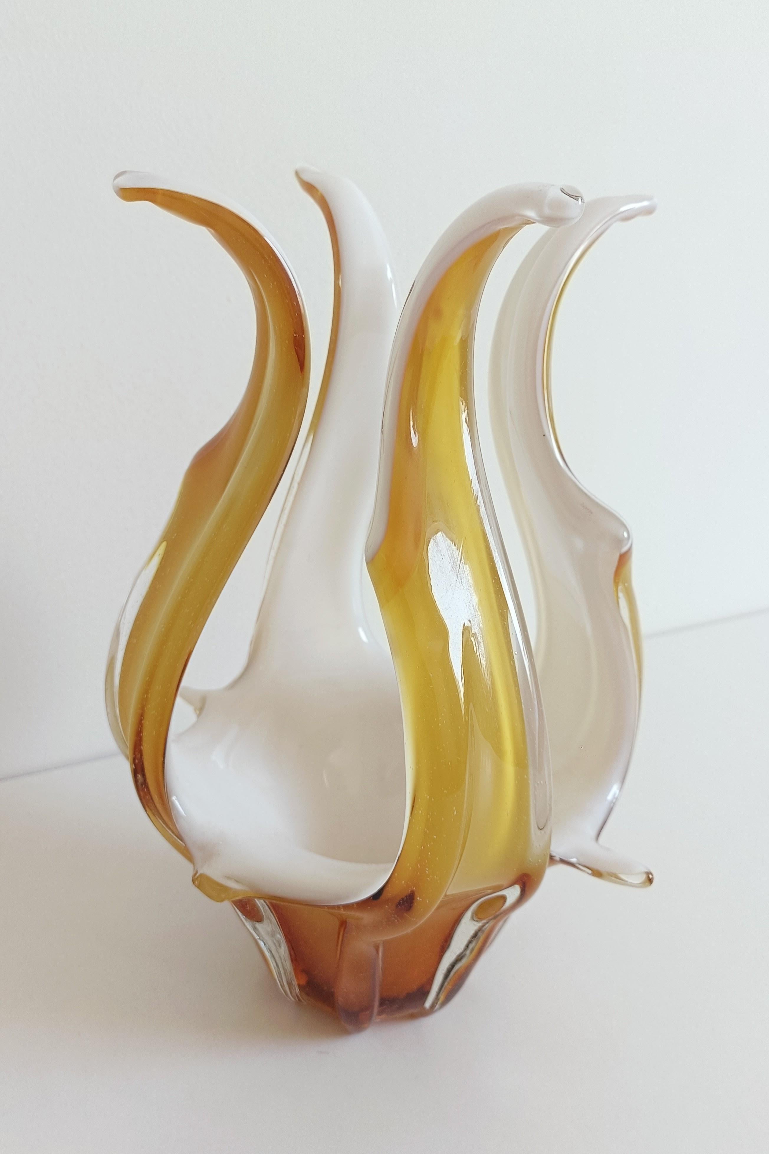 Vaso centrotavola in vetro di Murano in vetro bianco opalino e ambra, Italia, anni '960 in vendita 3
