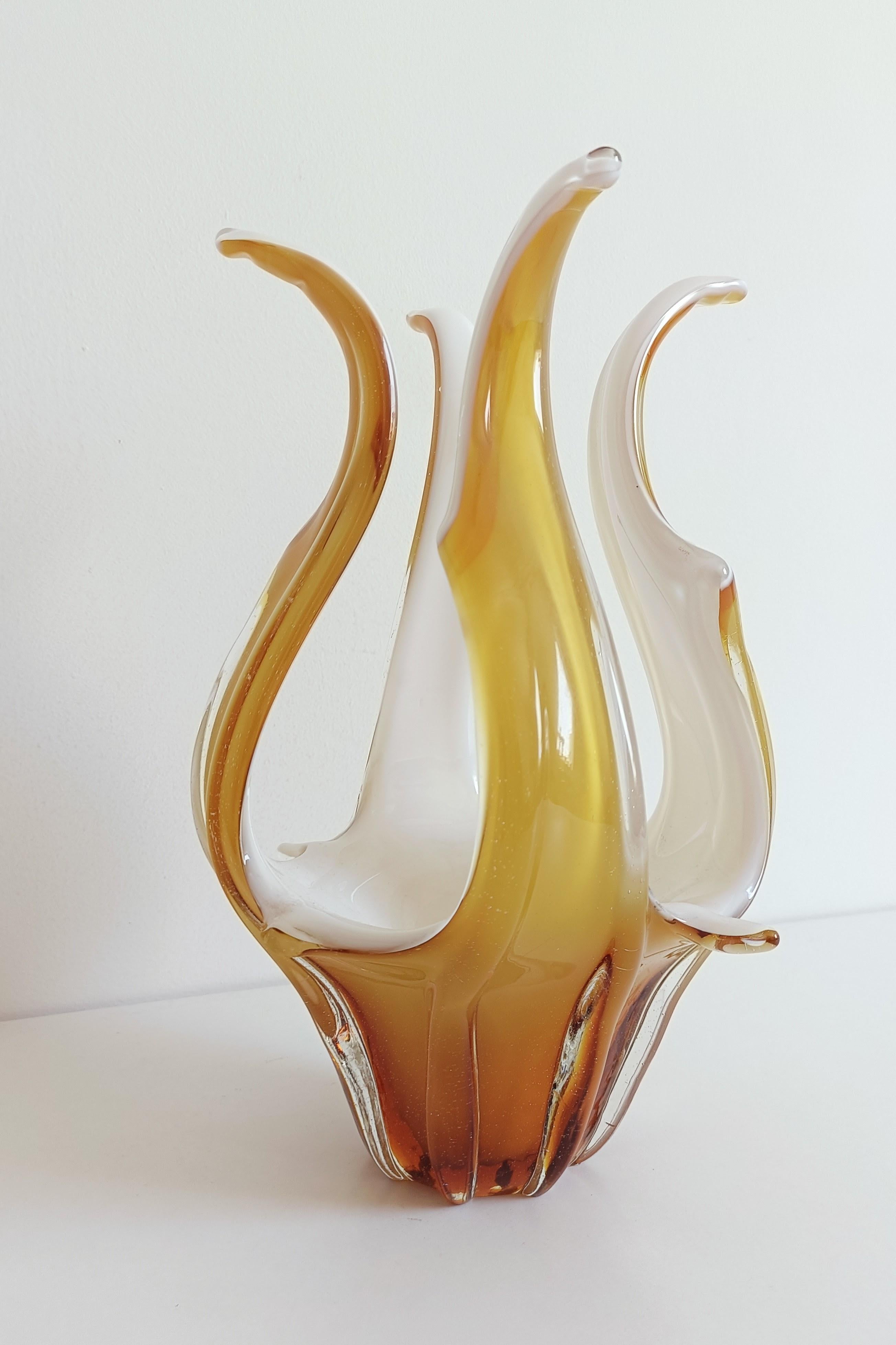 Vaso centrotavola in vetro di Murano in vetro bianco opalino e ambra, Italia, anni '960 in vendita 4