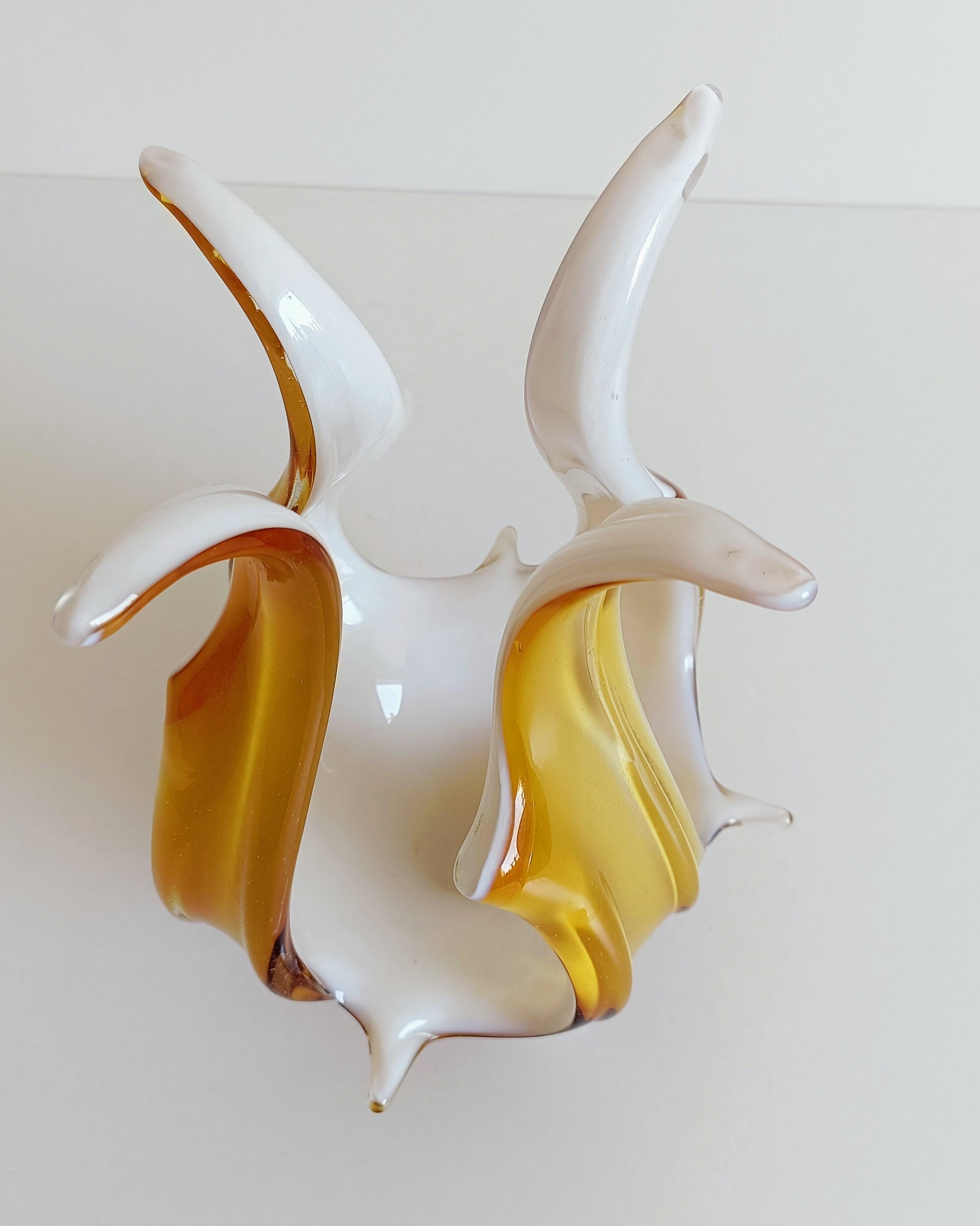 Vaso centrotavola in vetro di Murano in vetro bianco opalino e ambra, Italia, anni '960 in vendita 5