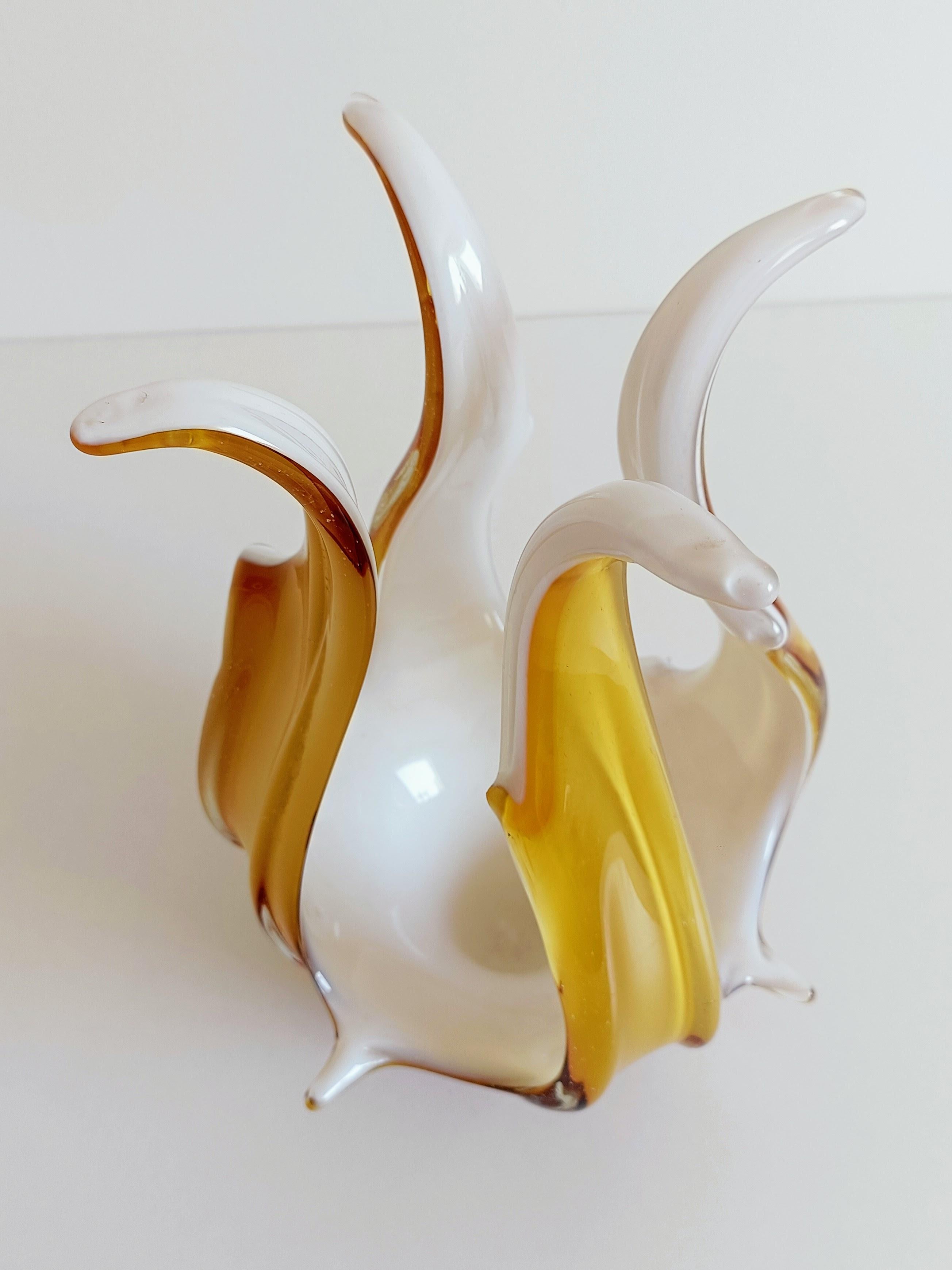 Vaso centrotavola in vetro di Murano in vetro bianco opalino e ambra, Italia, anni '960 in vendita 6