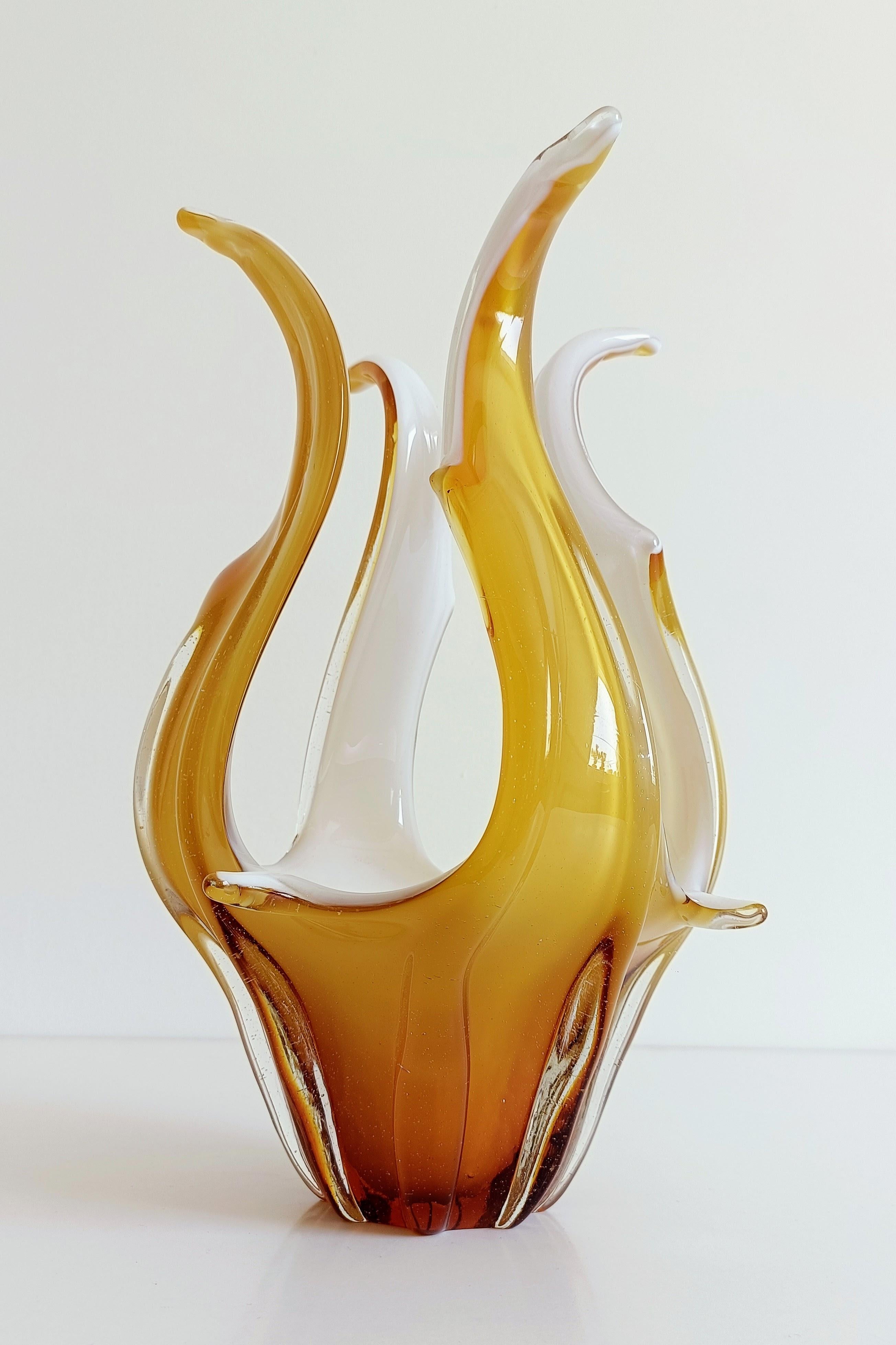 Vaso centrotavola in vetro di Murano in vetro bianco opalino e ambra, Italia, anni '960 in vendita 7