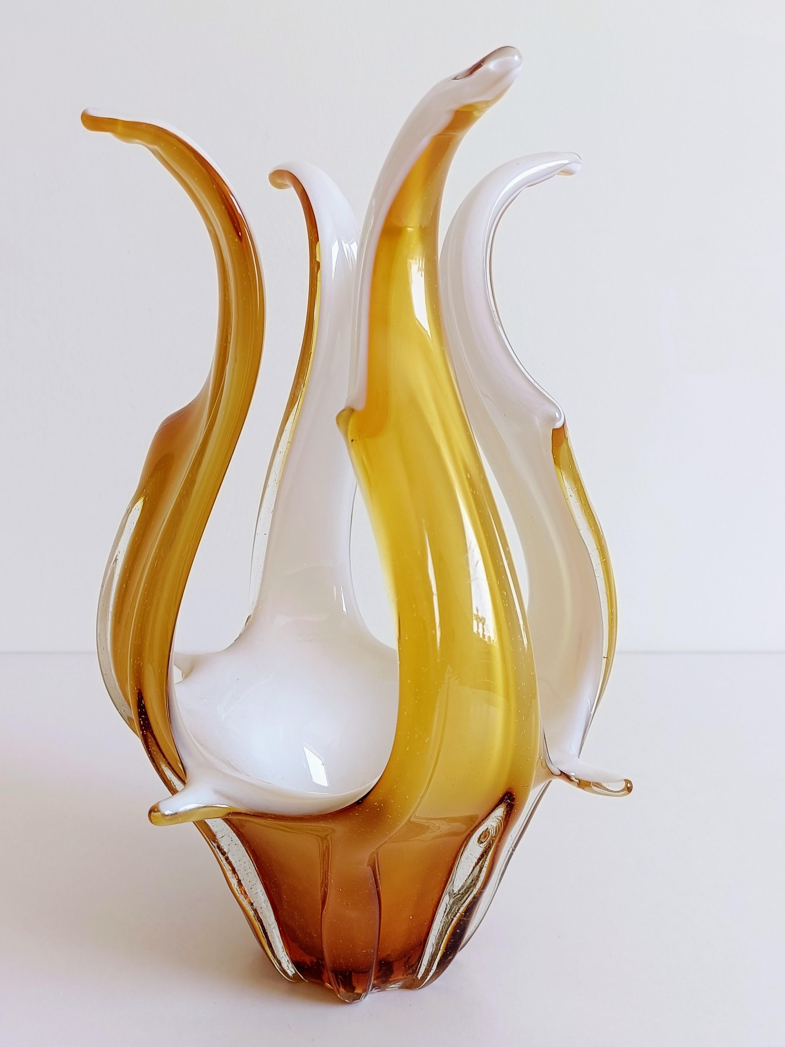 Vaso centrotavola in vetro di Murano in vetro bianco opalino e ambra, Italia, anni '960 in vendita 8
