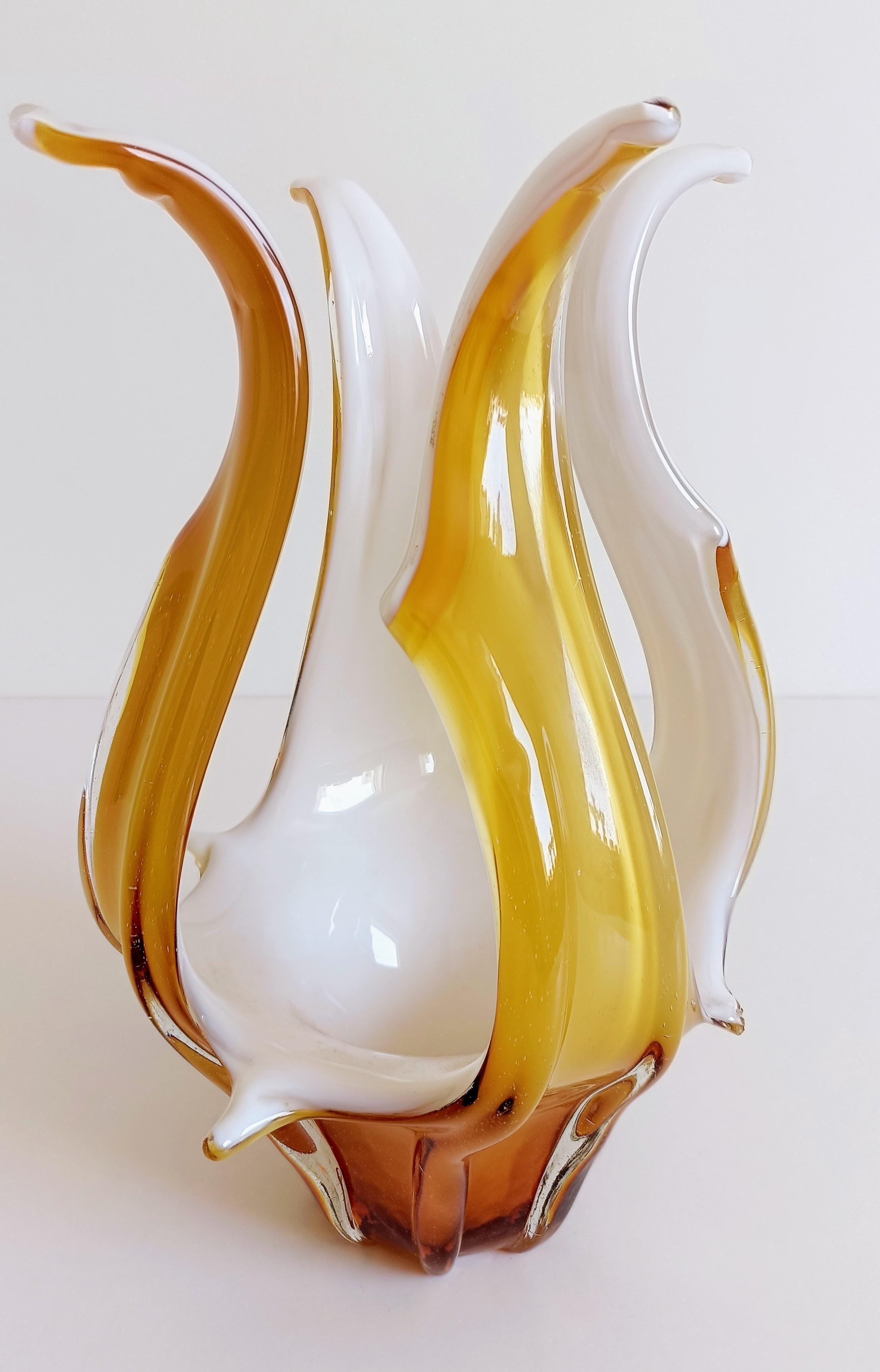 Vaso centrotavola in vetro di Murano in vetro bianco opalino e ambra, Italia, anni '960 in vendita 9