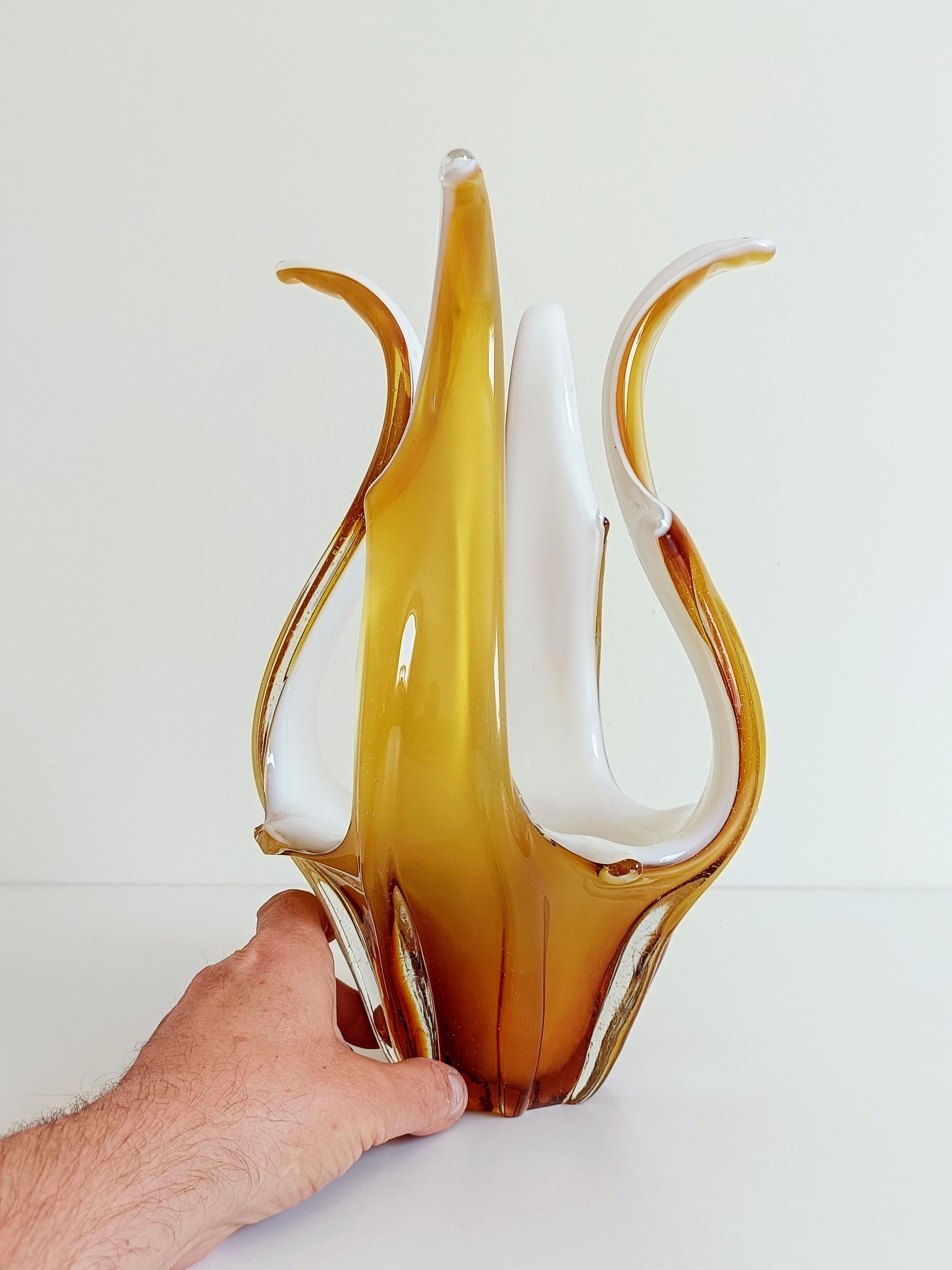 Vaso centrotavola in vetro di Murano in vetro bianco opalino e ambra, Italia, anni '960 in vendita 10