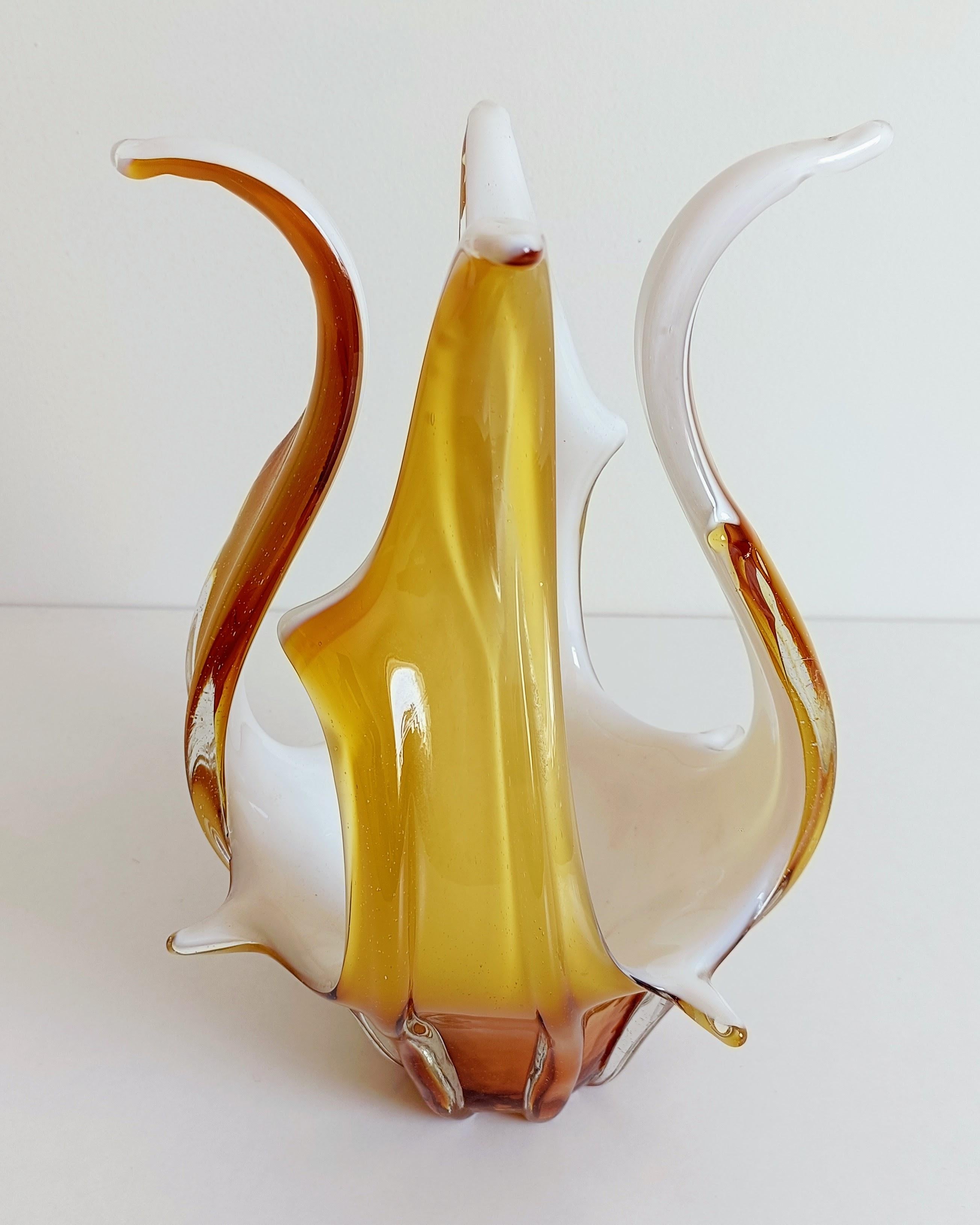 Mid-Century moderno Vaso centrotavola in vetro di Murano in vetro bianco opalino e ambra, Italia, anni '960 in vendita
