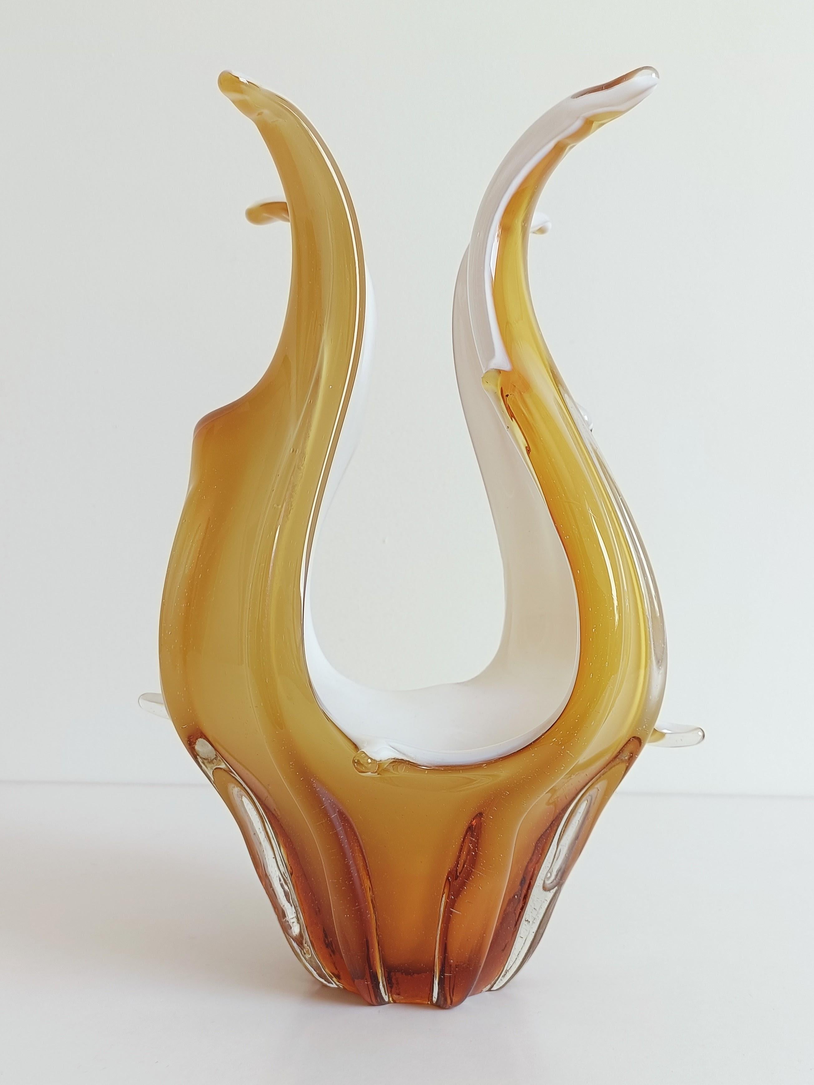 Italiano Vaso centrotavola in vetro di Murano in vetro bianco opalino e ambra, Italia, anni '960 in vendita