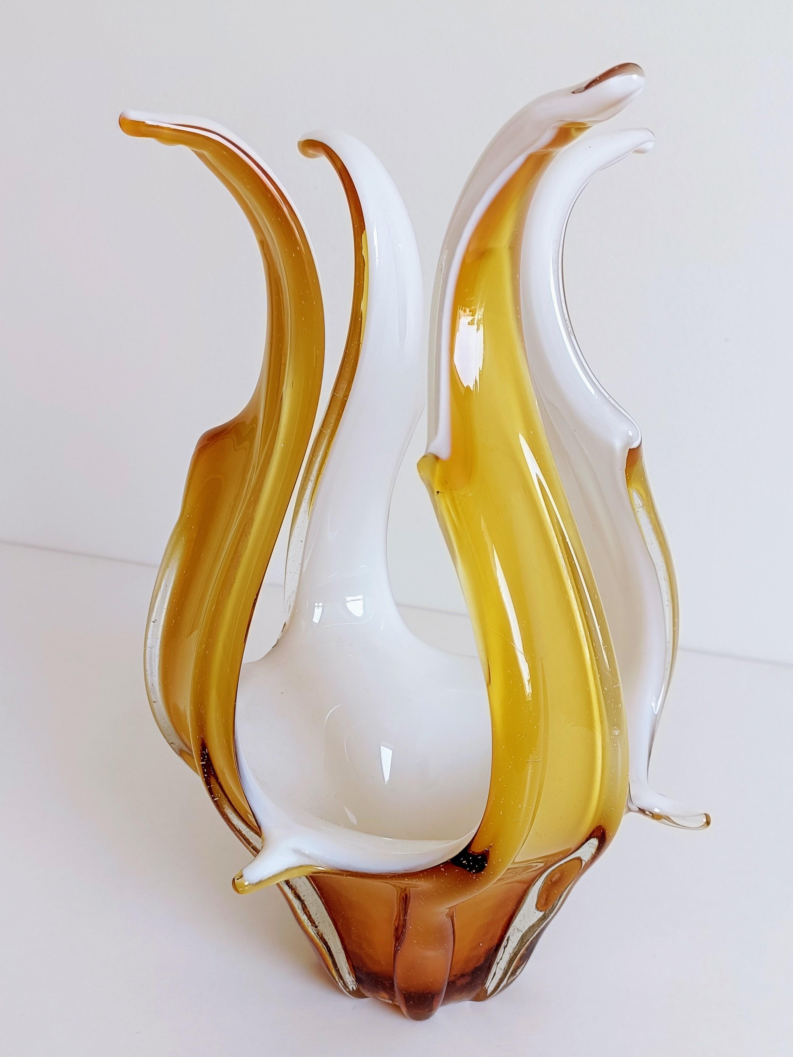 Fatto a mano Vaso centrotavola in vetro di Murano in vetro bianco opalino e ambra, Italia, anni '960 in vendita