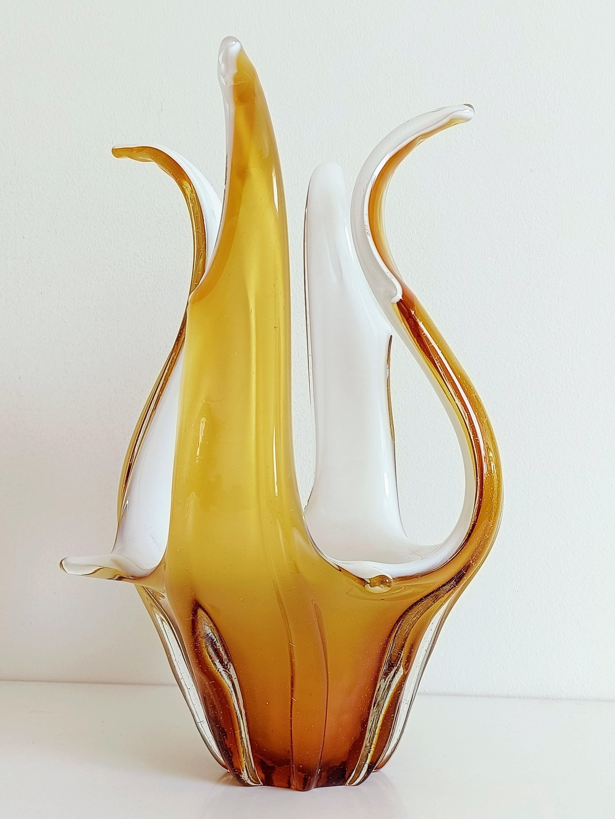 Vaso centrotavola in vetro di Murano in vetro bianco opalino e ambra, Italia, anni '960 In condizioni ottime in vendita a Valencia, VC