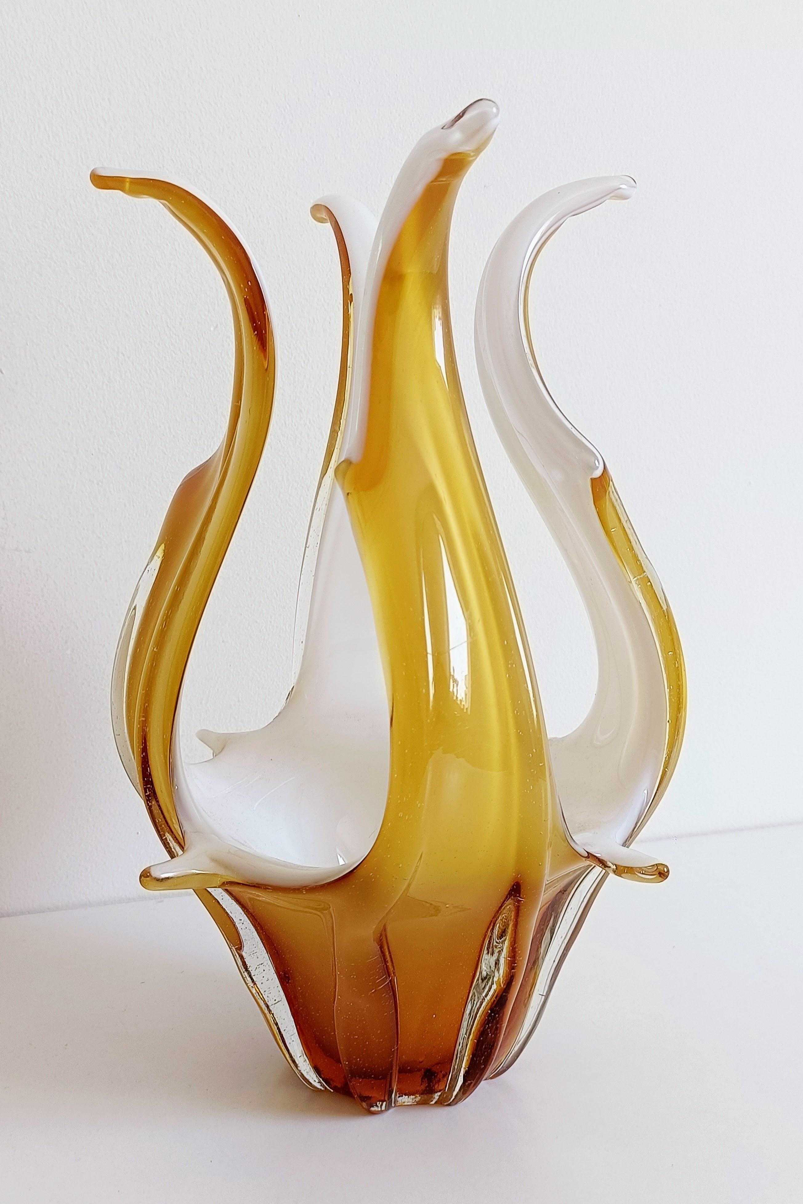 Metà XX secolo Vaso centrotavola in vetro di Murano in vetro bianco opalino e ambra, Italia, anni '960 in vendita