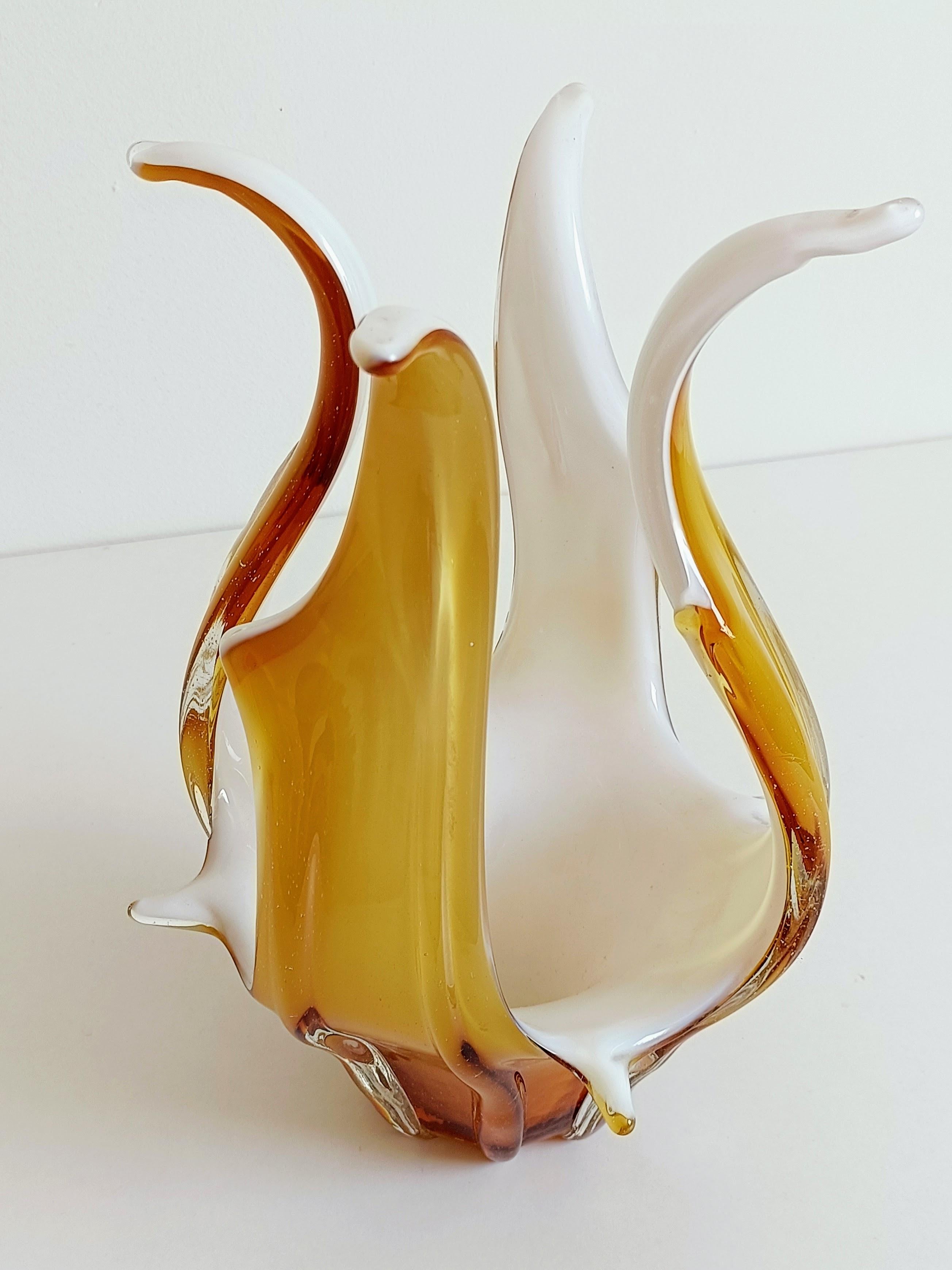 Vetro opalino Vaso centrotavola in vetro di Murano in vetro bianco opalino e ambra, Italia, anni '960 in vendita