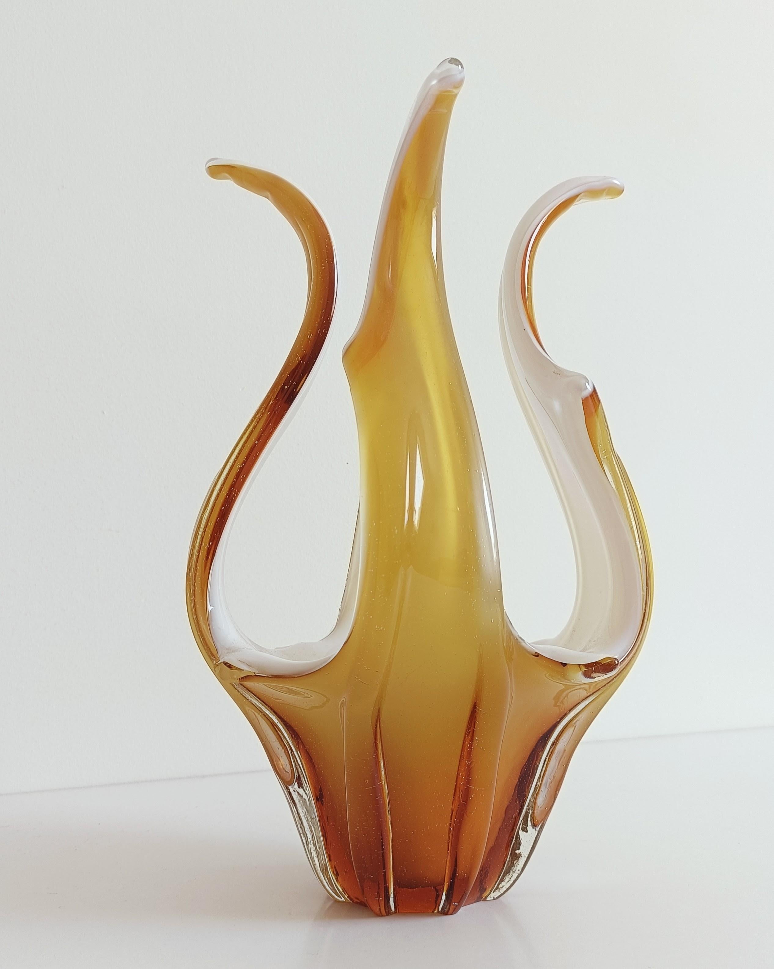 Vaso centrotavola in vetro di Murano in vetro bianco opalino e ambra, Italia, anni '960 in vendita 1