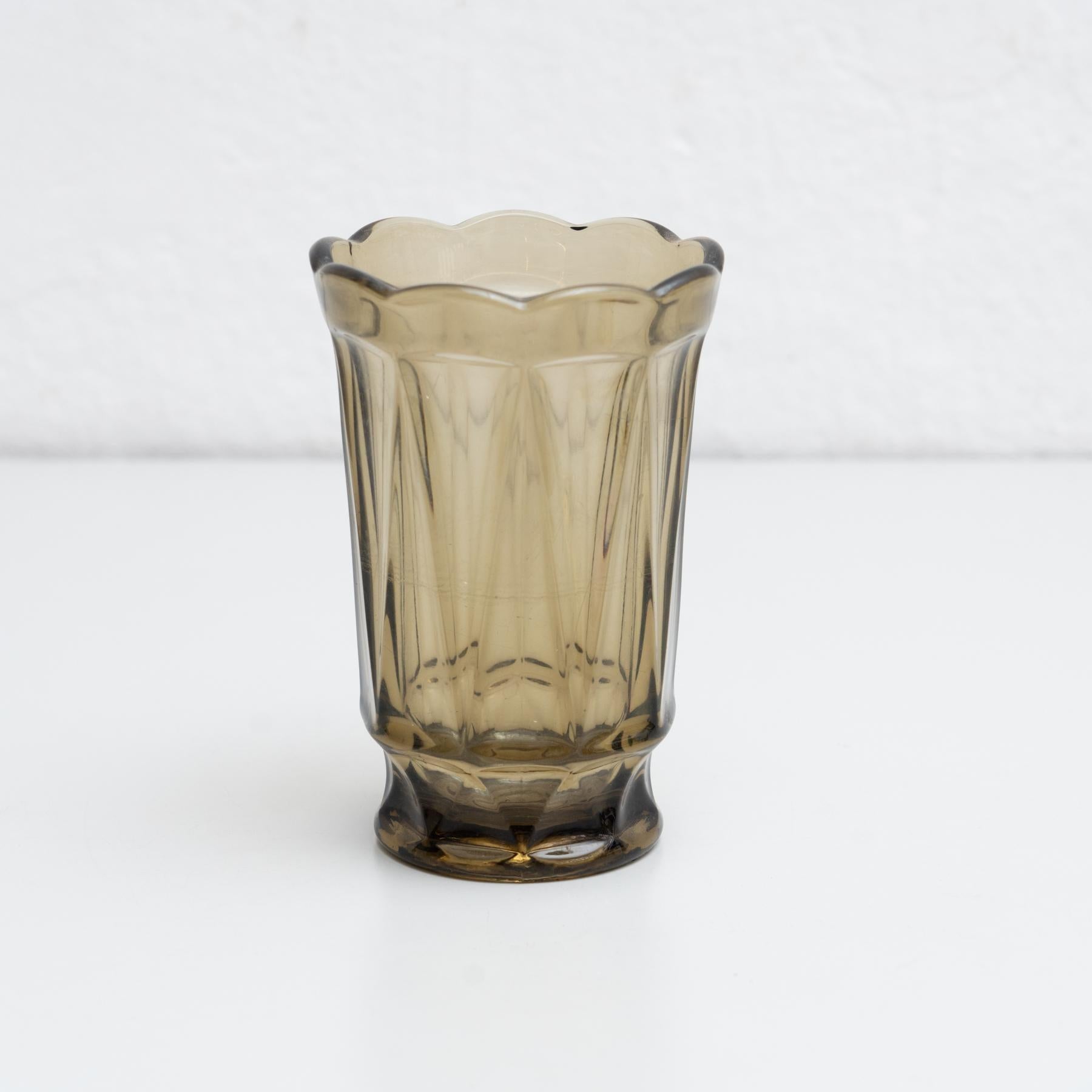 Antico vaso da fiori in vetro di Murano.    Prodotto in Italia, circa 1970.    In condizioni originali, con lievi usure dovute all'età e all'uso, conserva una bella patina.    Materiali:  Vetro di Murano.