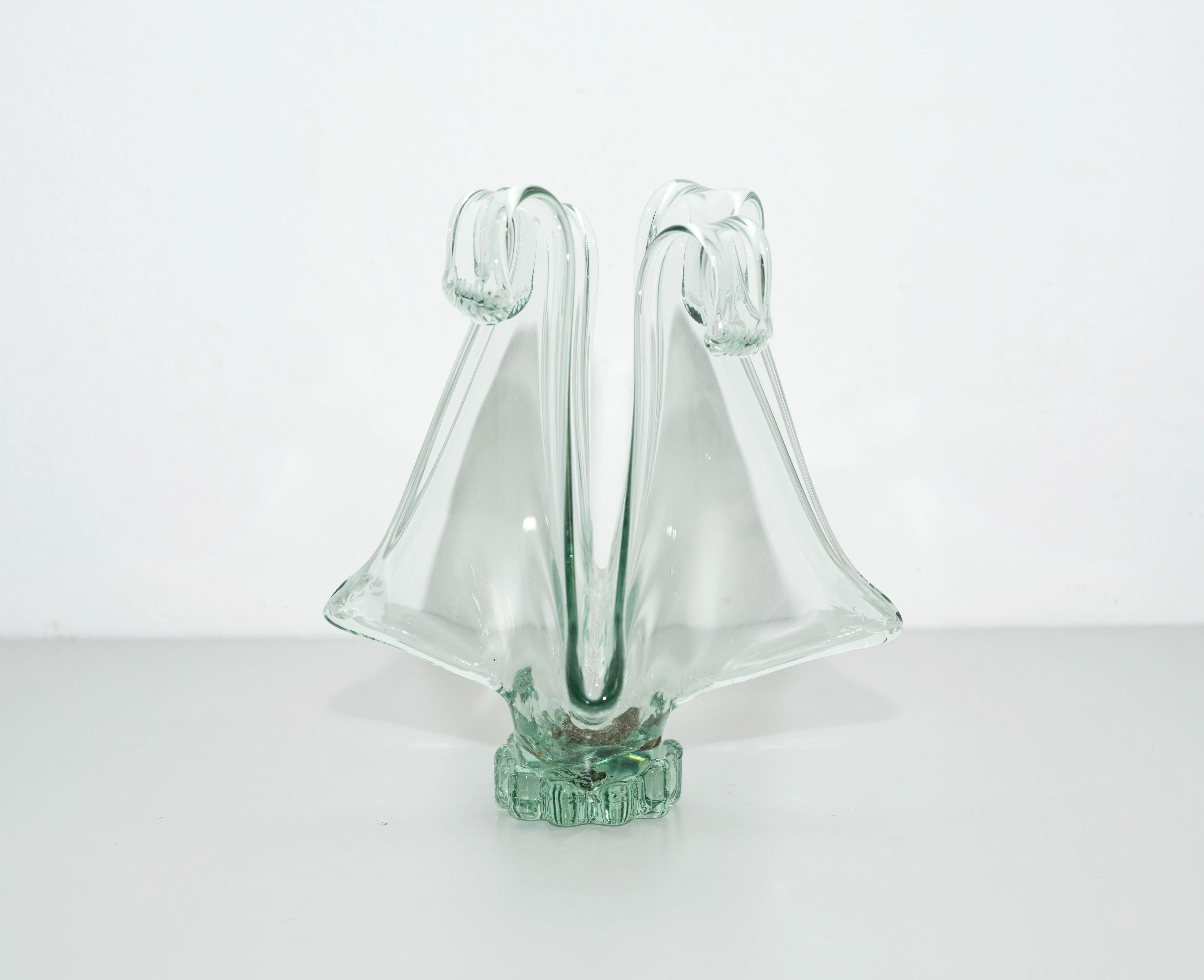 Vase aus Muranoglas, um 1970
Hergestellt in Italien.

Originaler Zustand mit geringen alters- und gebrauchsbedingten Abnutzungserscheinungen, der eine schöne Patina aufweist.

Material:
Glas

Abmessungen:
 H 28 cm
 B 18 cm
 H 28 cm.

