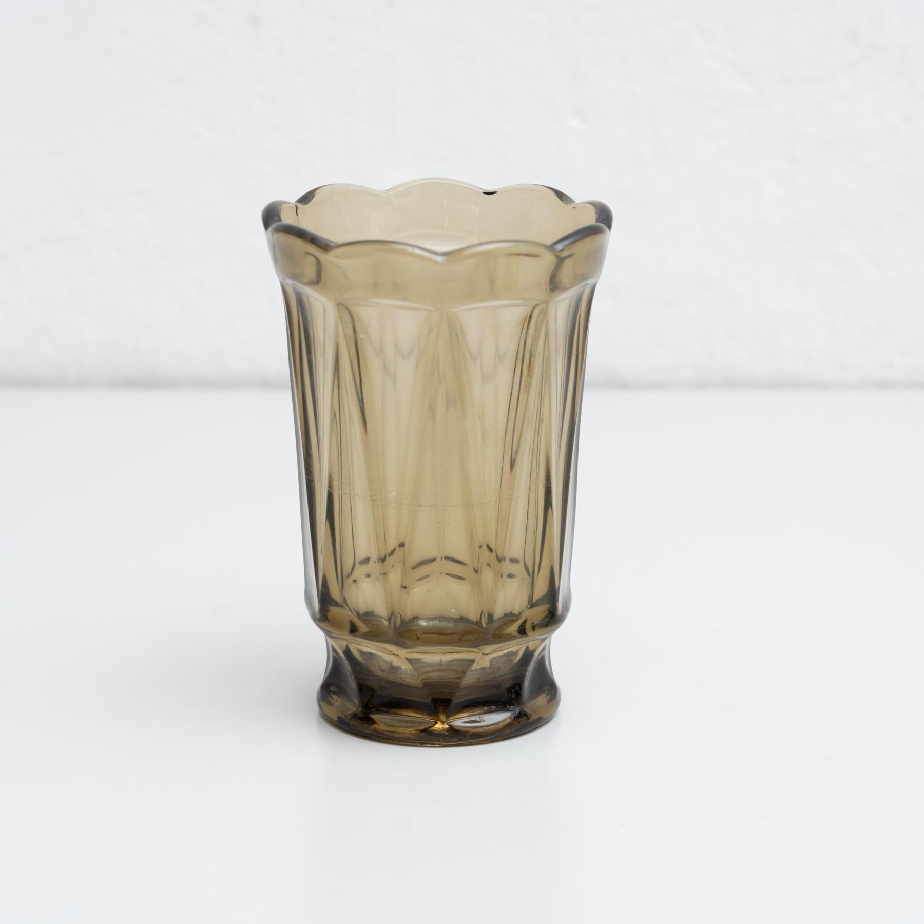 Vase à fleurs ancien en verre de Murano.

Fabriqué en Italie, vers 1970.

En état d'origine, avec de légères usures dues à l'âge et à l'utilisation, préservant une belle patine.

Matériaux :
verre Murano