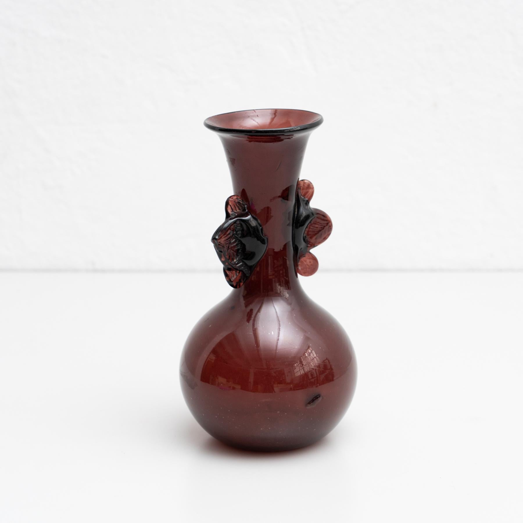 Antique murano glass flower vase.

Manufactured in Italy, circa 1970.

Embrace the allure of Italian craftsmanship with this exquisite Murano glass flower vase, manufactured in Italy circa 1970. This striking piece showcases the skill and artistry