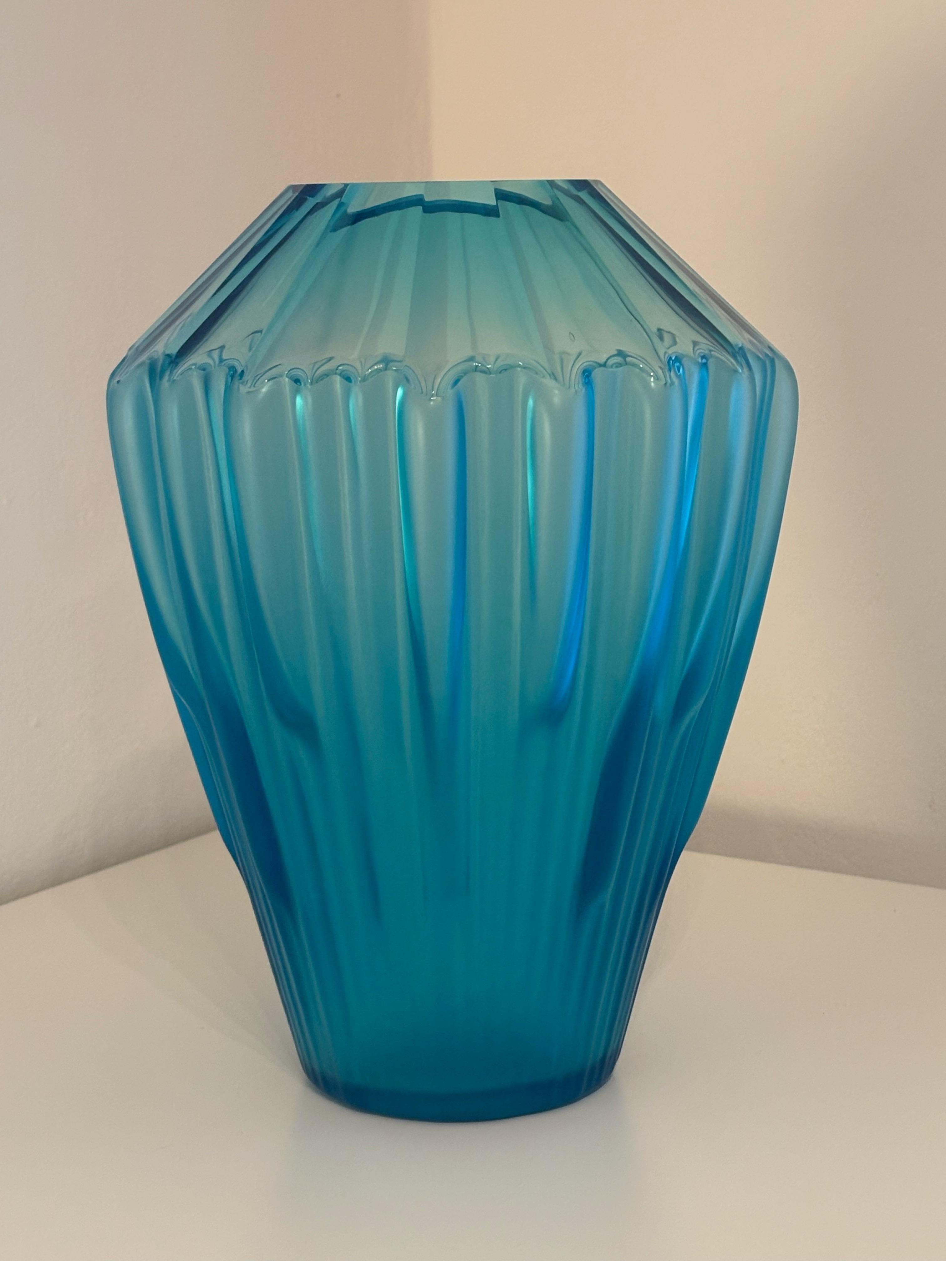 Vase Corteccia, entworfen von Toni Zuccheri und hergestellt von Auras, um 1980. Unterschrieben.

Biografie
Er wurde 1936 in San Vito al Tagliamento (Udine) geboren. Sein Vater war der Maler Luigi Zuccheri, seine Mutter Jolanda war die Schwester des