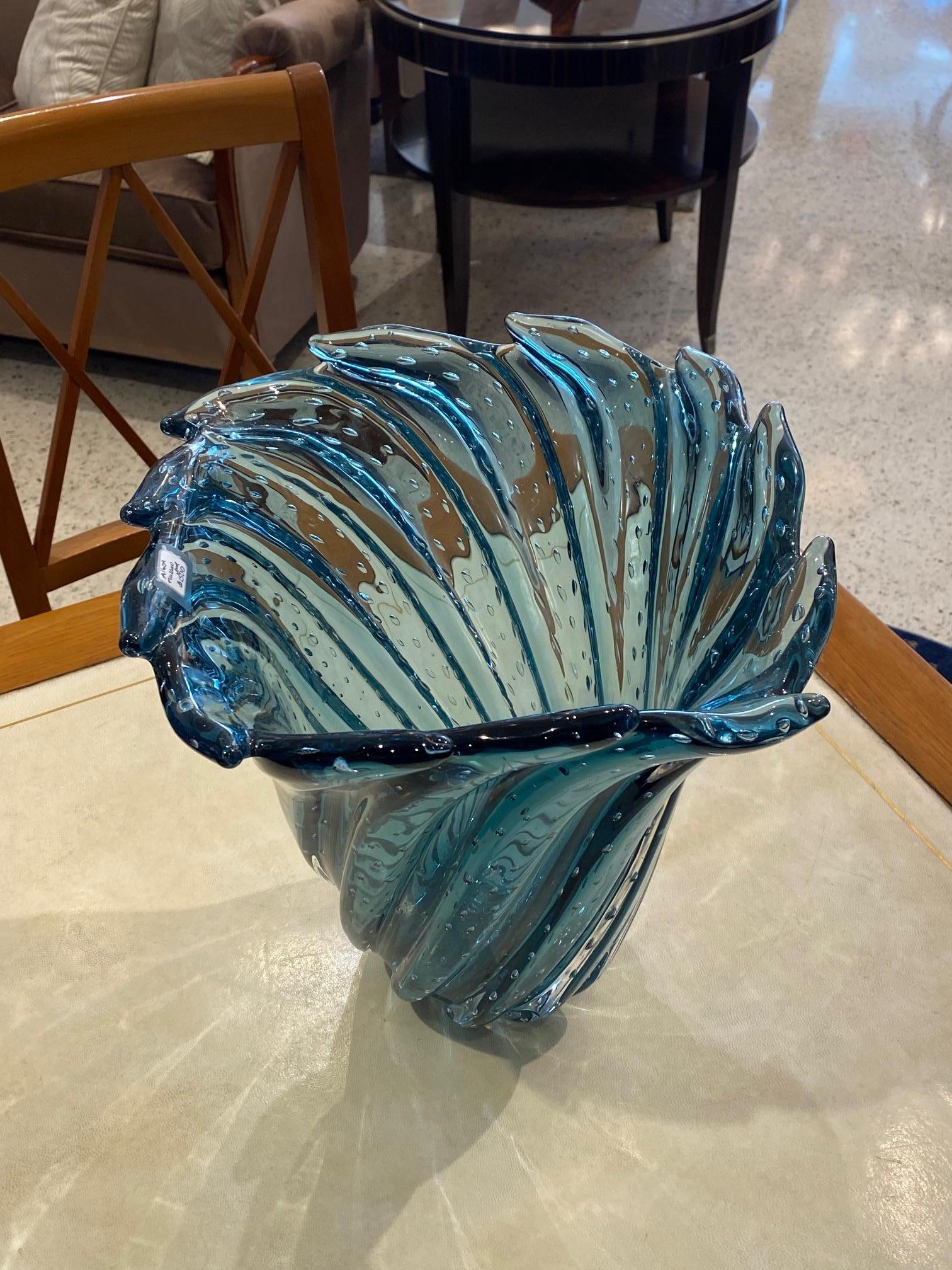 Vase en verre de Murano bleu de style Art Déco.
Fabriquées en Italie.