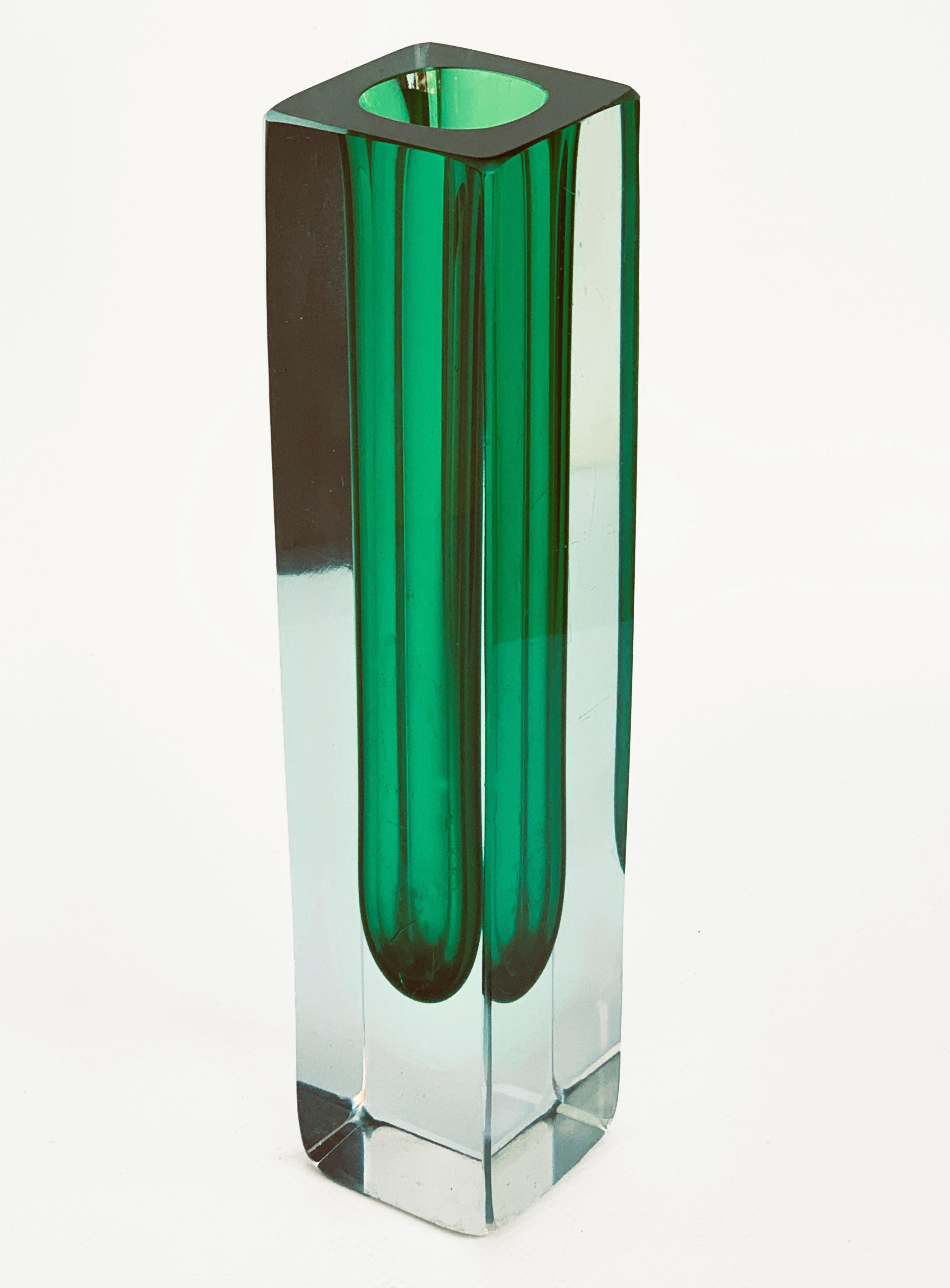 Große Vase aus facettiertem Glas von Flavio Poli für Seguso. 
Dieses schöne Stück ist sehr elegant dank der zarten Linie und der grünen und transparenten Farbe. Er ist selten:: nicht nur wegen seiner Form:: sondern auch wegen seiner Größe.