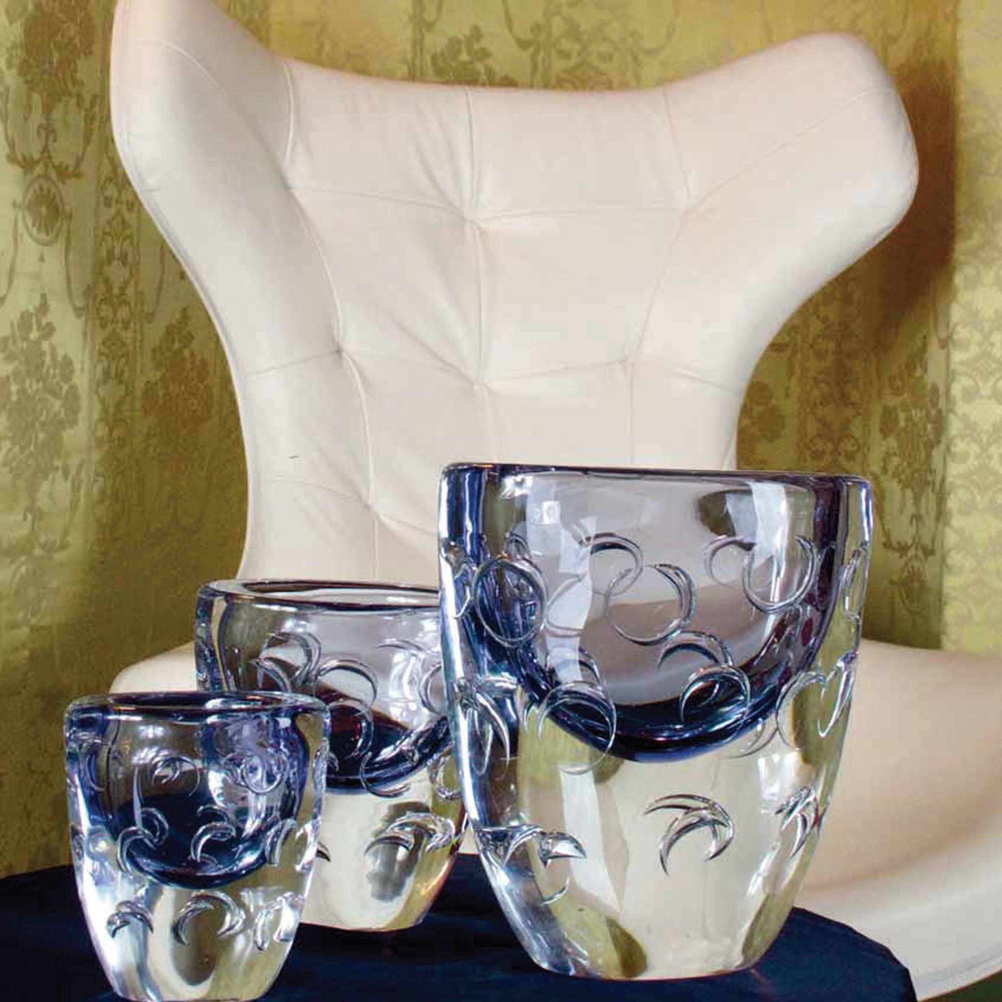 The Impero collection is a profound tribute to the glorious history of Murano glassmaking, a series of vases made to honor a timeless tradition. These splendid objects are distinguished by the masterful application of the 