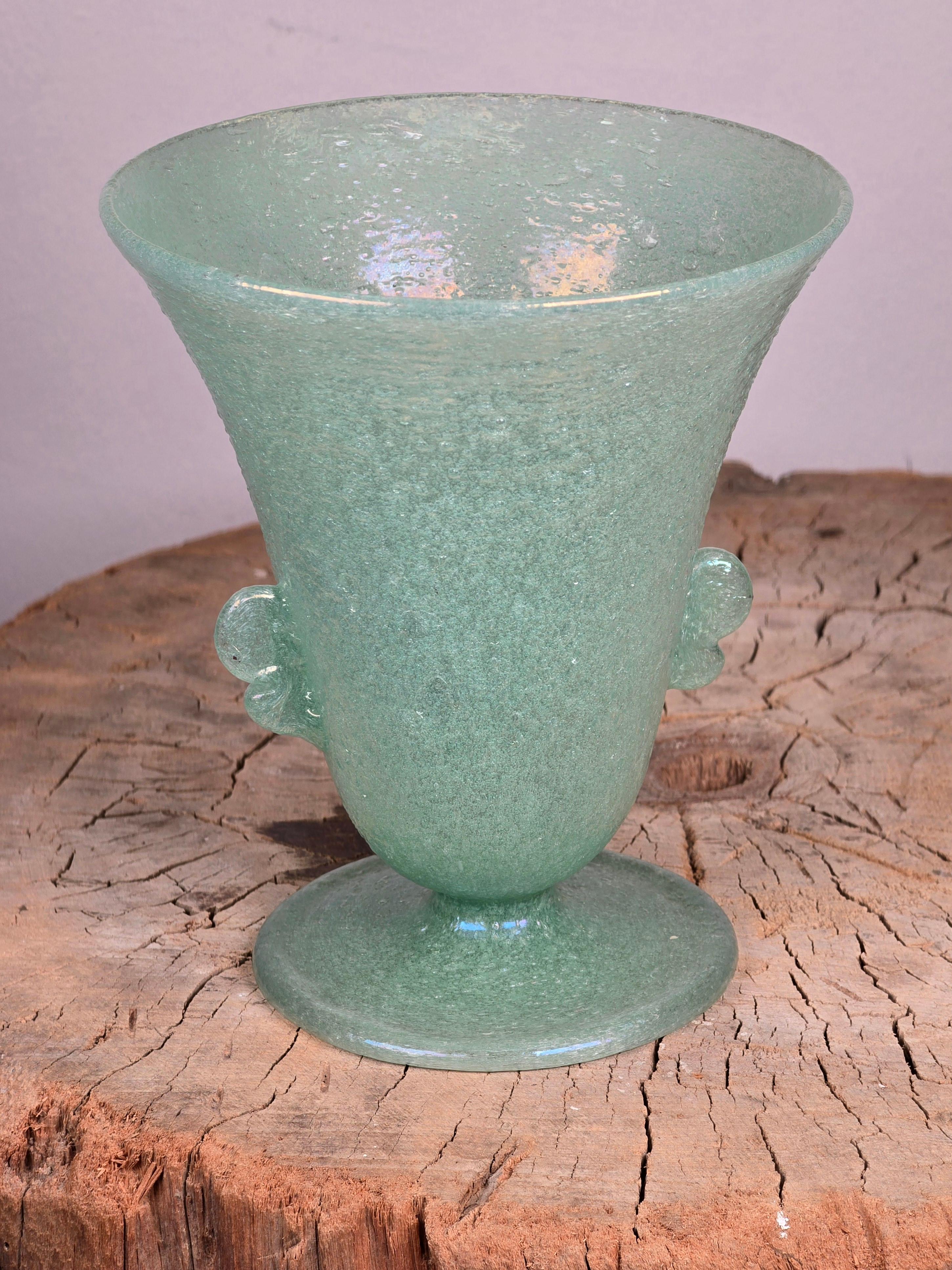 Eine irisierende Vase aus hellgelbem Pulegoso-Glas des famosen Murano-Glashauses Arte Vetraria Muranese (AVEM) aus dem Jahr 1934.   Die Vase ist ausgestellt und hat zwei halbkreisförmige Griffe auf beiden Seiten, die der Vase einen wichtigen