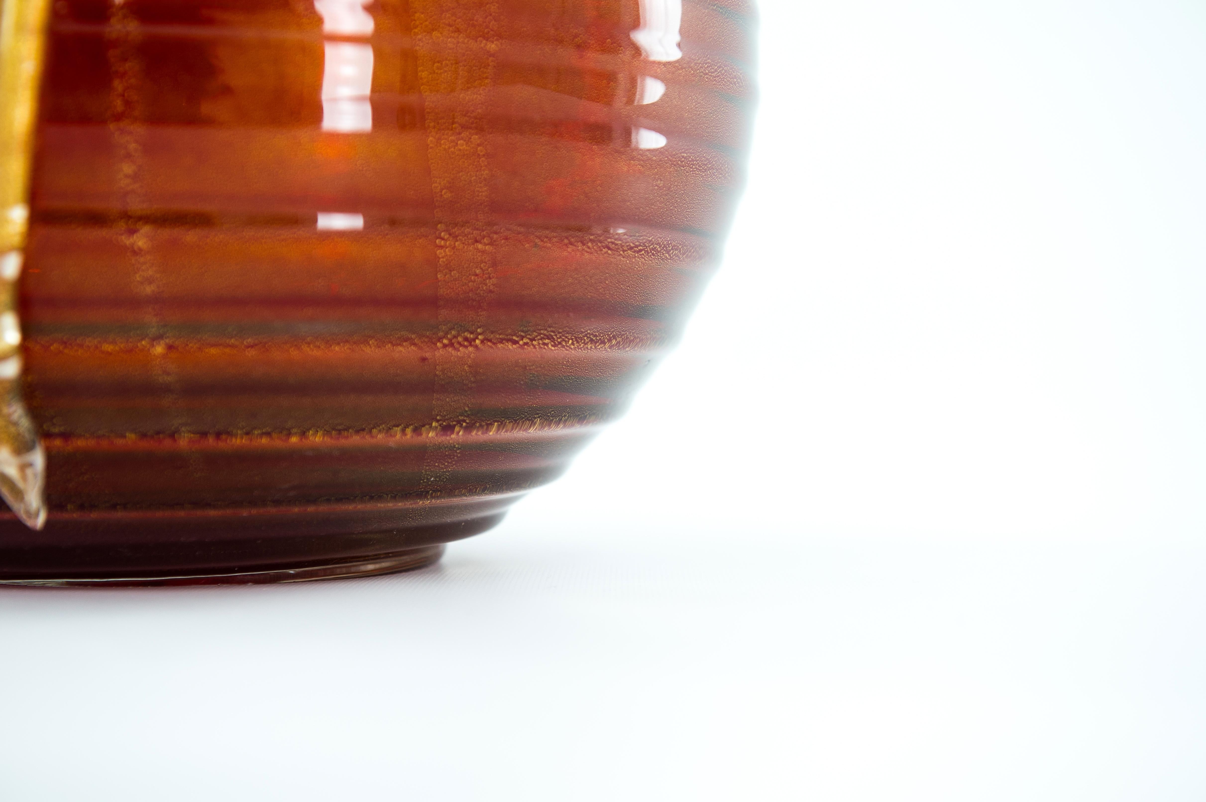 Vase en verre de Murano rouge vif orné d'un pendentif central en or Italie années 1980 en vente 2