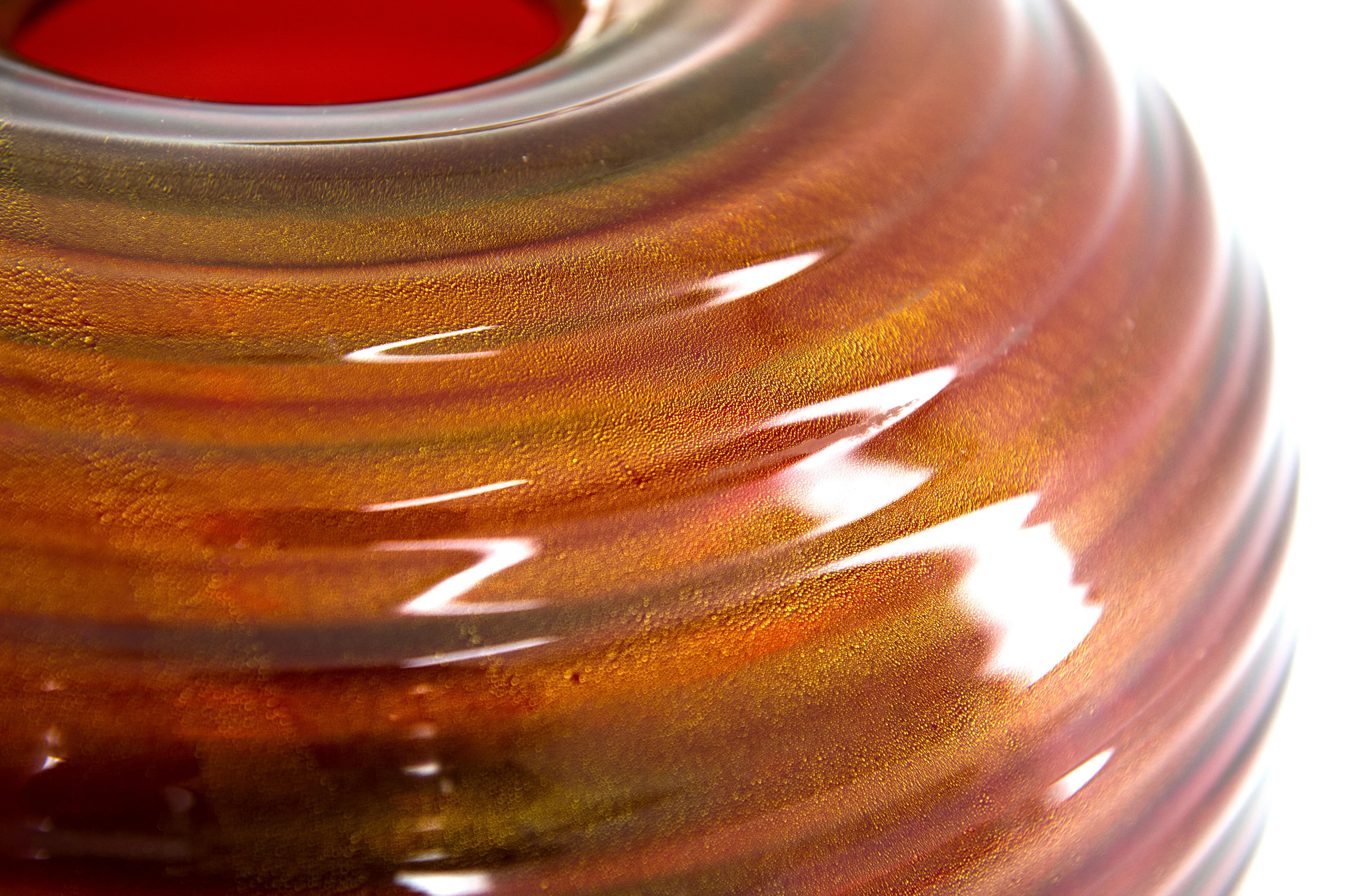 Vase en verre de Murano rouge vif orné d'un pendentif central en or Italie années 1980 en vente 3
