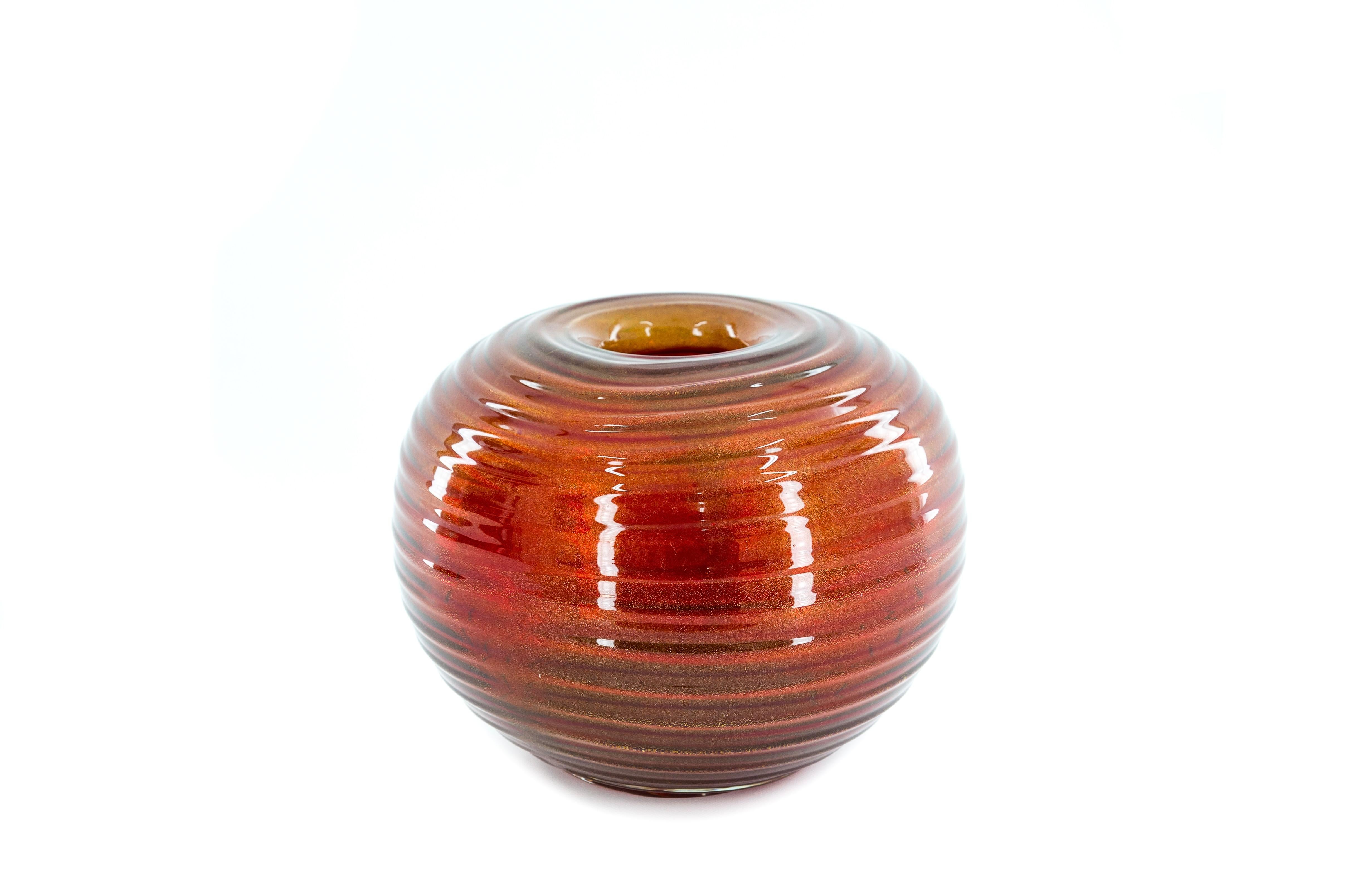 Vase en verre de Murano rouge vif orné d'un pendentif central en or Italie années 1980 en vente 4