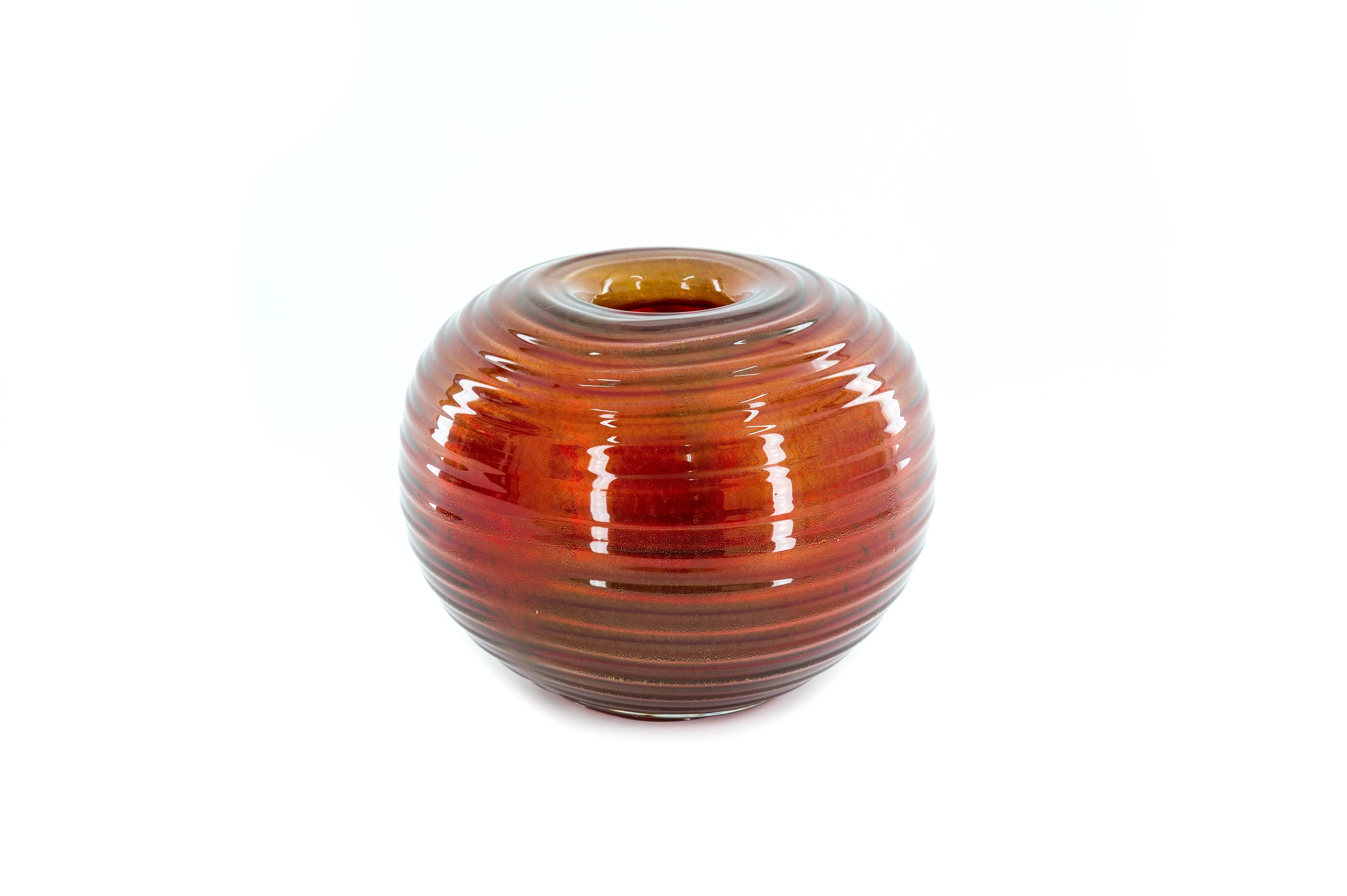 Vase en verre de Murano rouge vif orné d'un pendentif central en or Italie années 1980 en vente 6