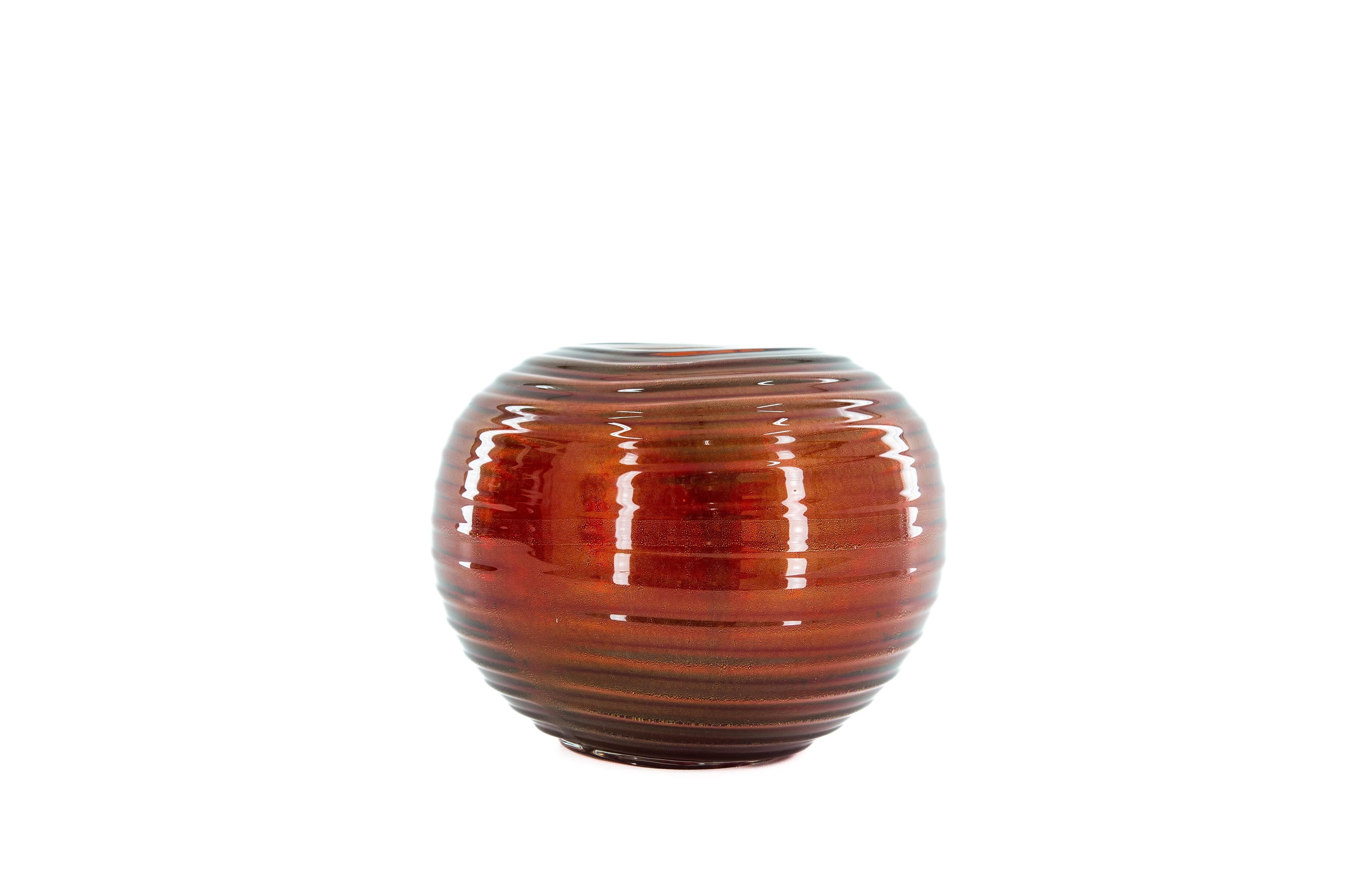 Vase en verre de Murano rouge vif orné d'un pendentif central en or Italie années 1980 en vente 7
