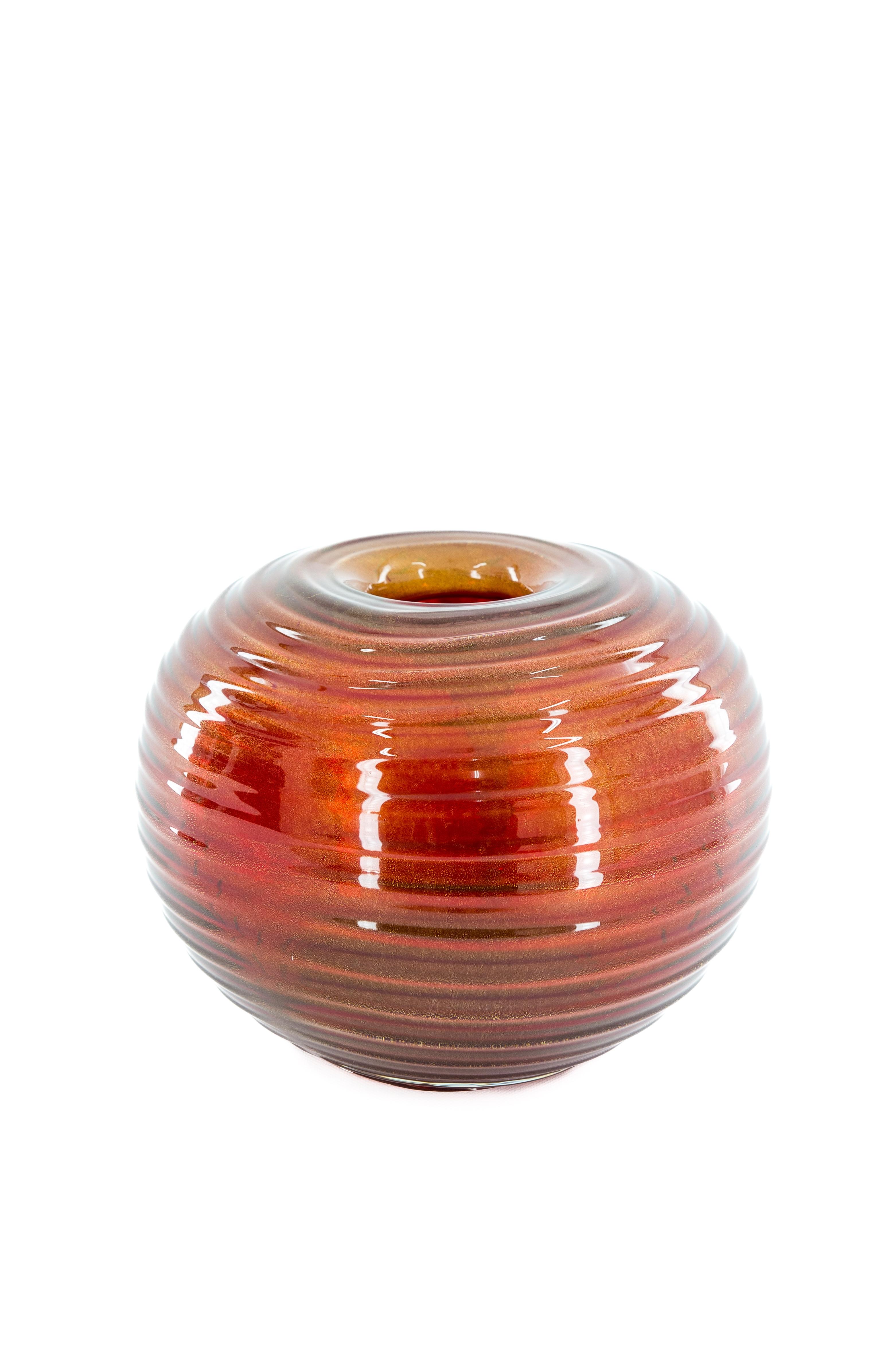 Vase en verre de Murano rouge vif orné d'un pendentif central en or Italie années 1980 en vente 8