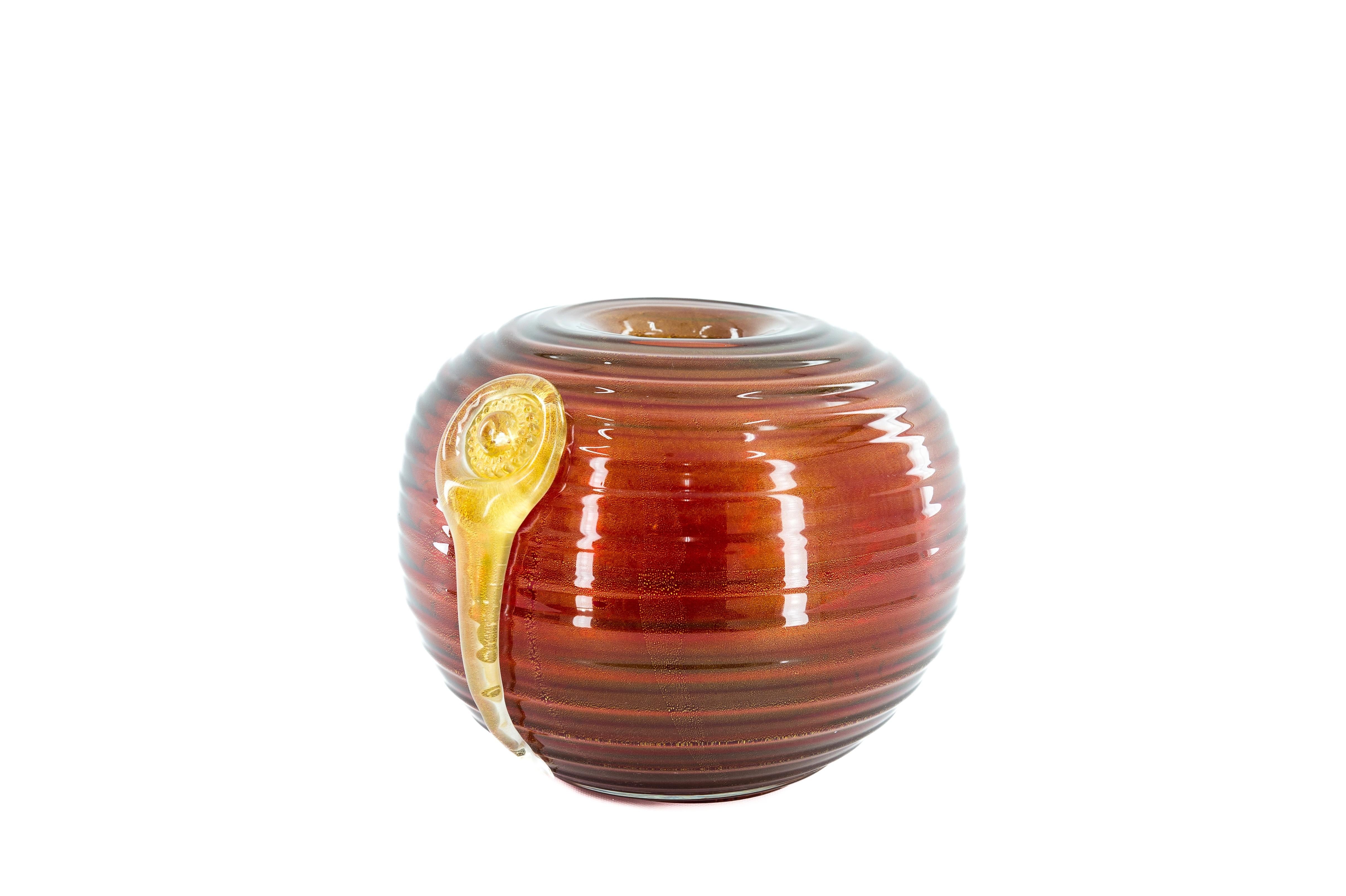 Vase en verre de Murano rouge vif orné d'un pendentif central en or Italie années 1980 en vente 9