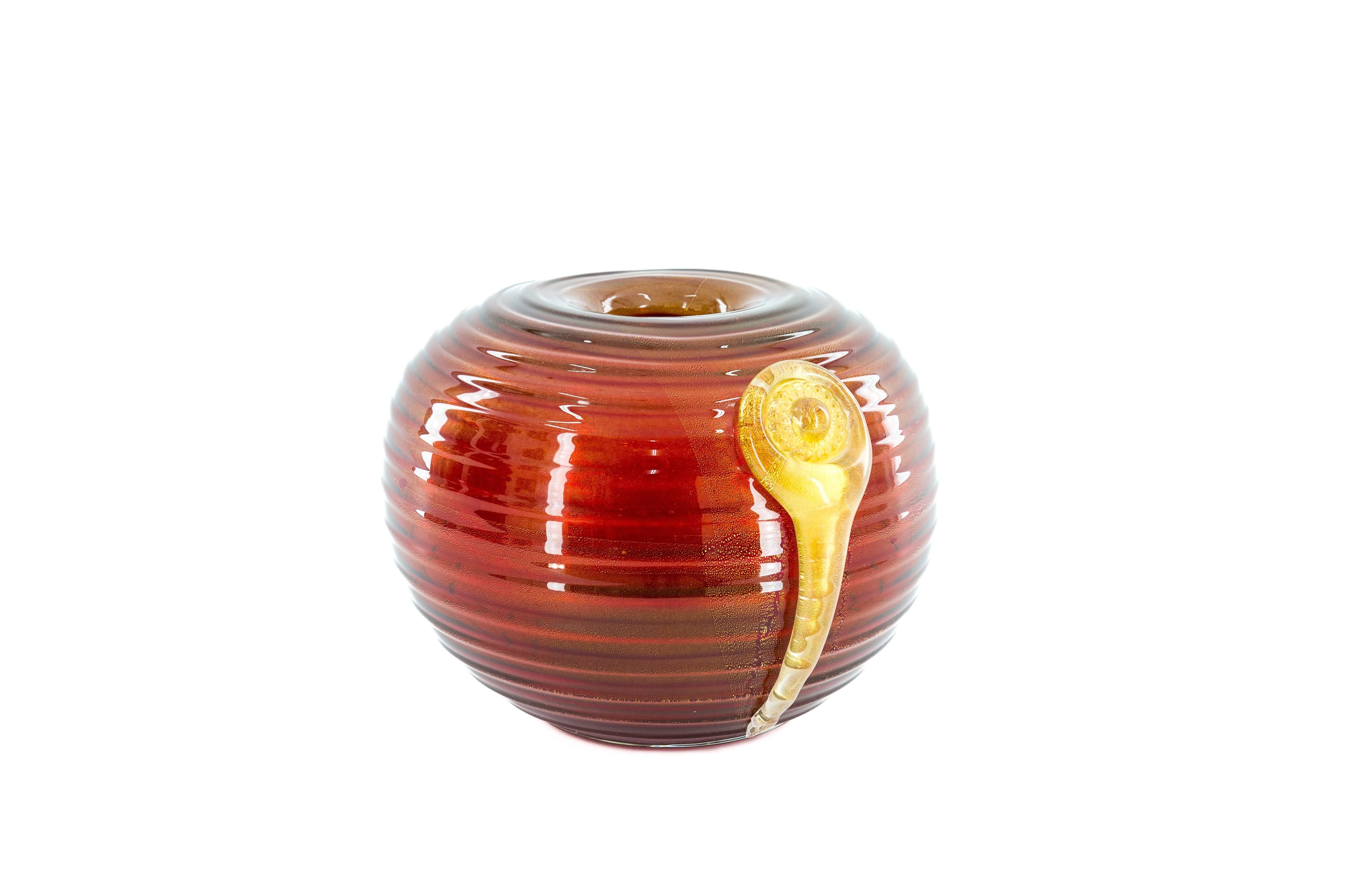 Vase en verre de Murano rouge vif orné d'un pendentif central en or Italie années 1980 en vente 10
