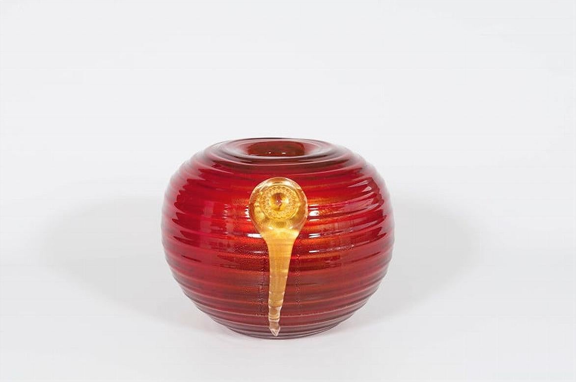 Mid-Century Modern Murano glass vase in vibrant red adorned by a central gold pendant Italy 1980s For Sale