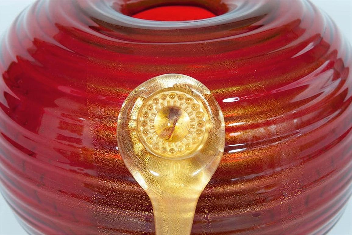 Italian Murano glass vase in vibrant red adorned by a central gold pendant Italy 1980s For Sale