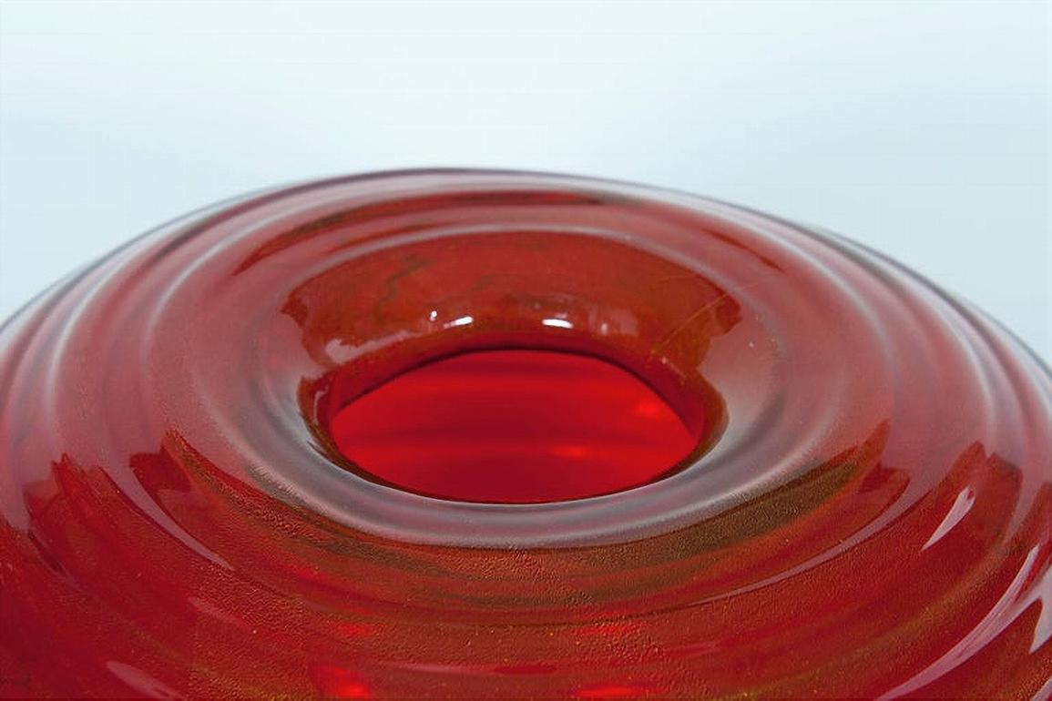 Hand-Crafted Murano glass vase in vibrant red adorned by a central gold pendant Italy 1980s For Sale