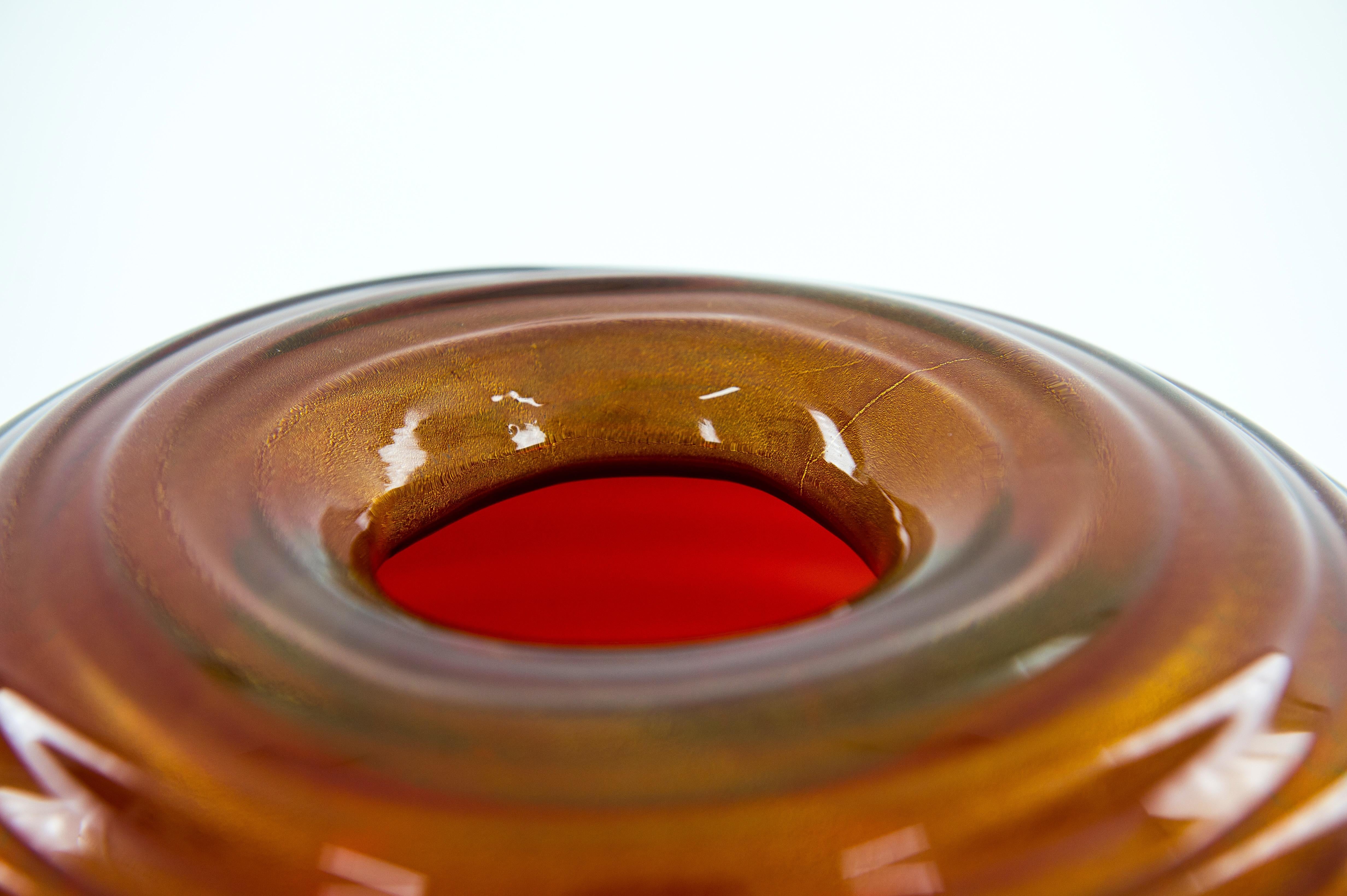 Fait main Vase en verre de Murano rouge vif orné d'un pendentif central en or Italie années 1980 en vente
