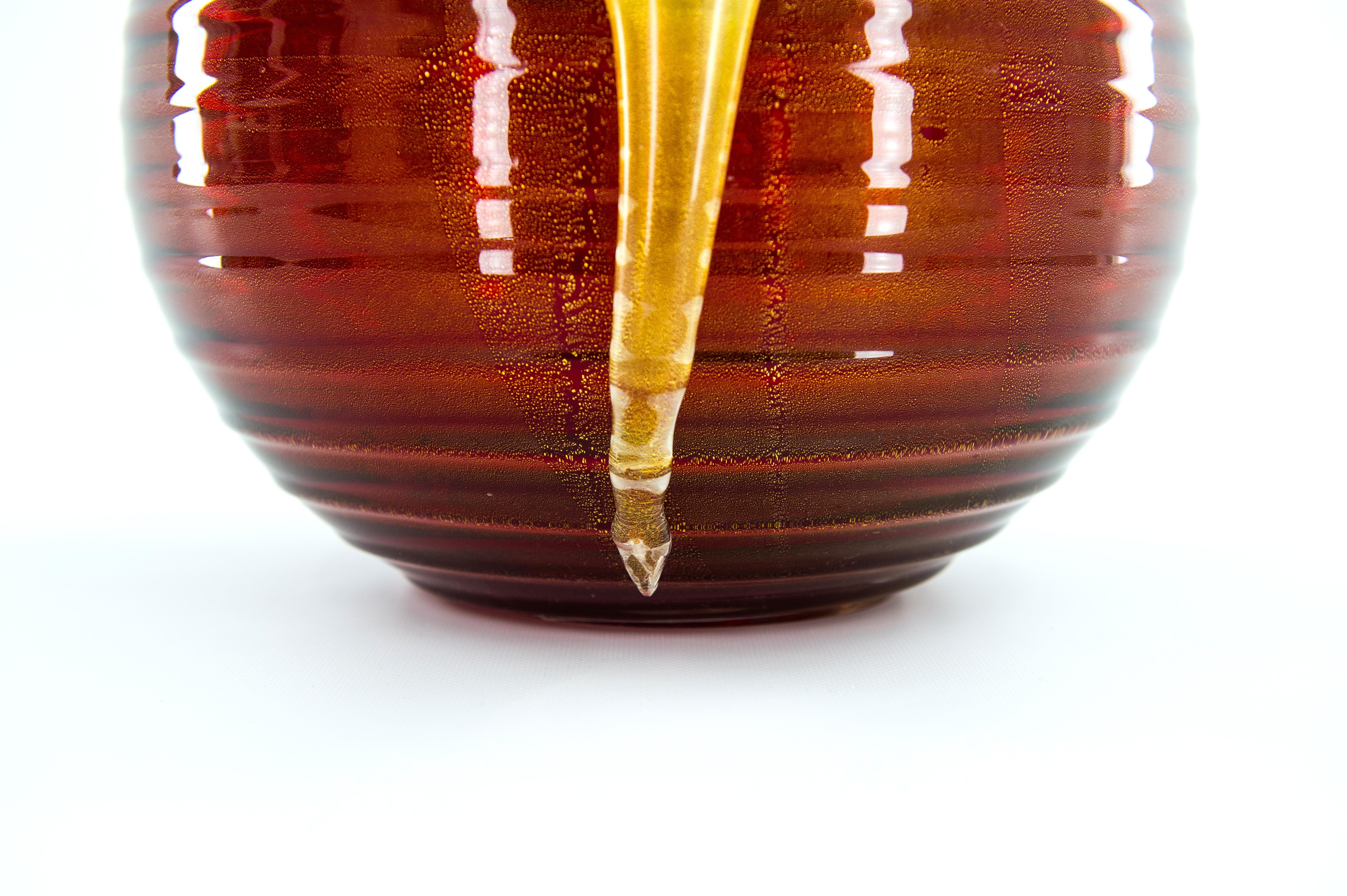 Fin du 20e siècle Vase en verre de Murano rouge vif orné d'un pendentif central en or Italie années 1980 en vente