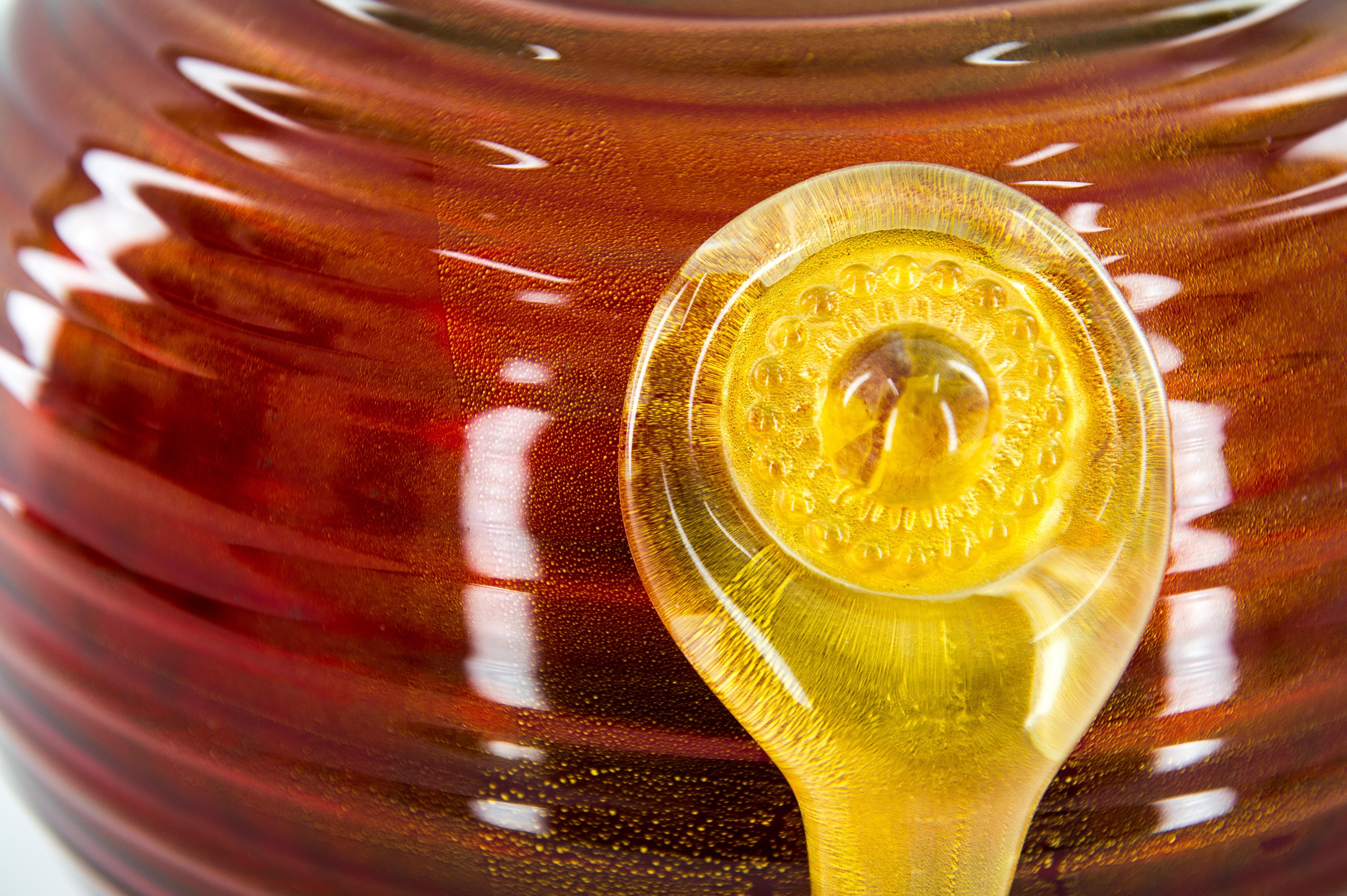 Verre Vase en verre de Murano rouge vif orné d'un pendentif central en or Italie années 1980 en vente