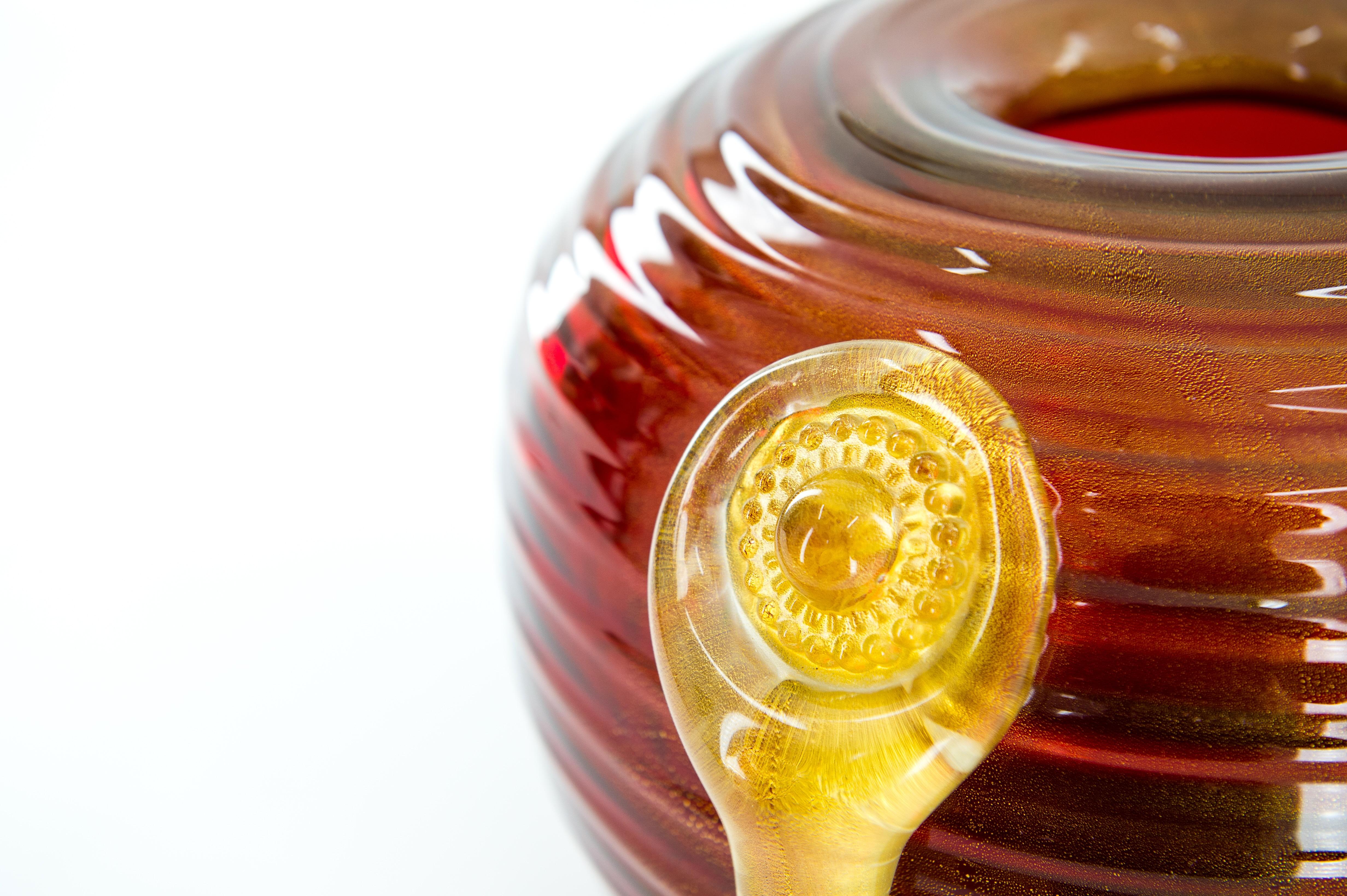 Vase en verre de Murano rouge vif orné d'un pendentif central en or Italie années 1980 en vente 1