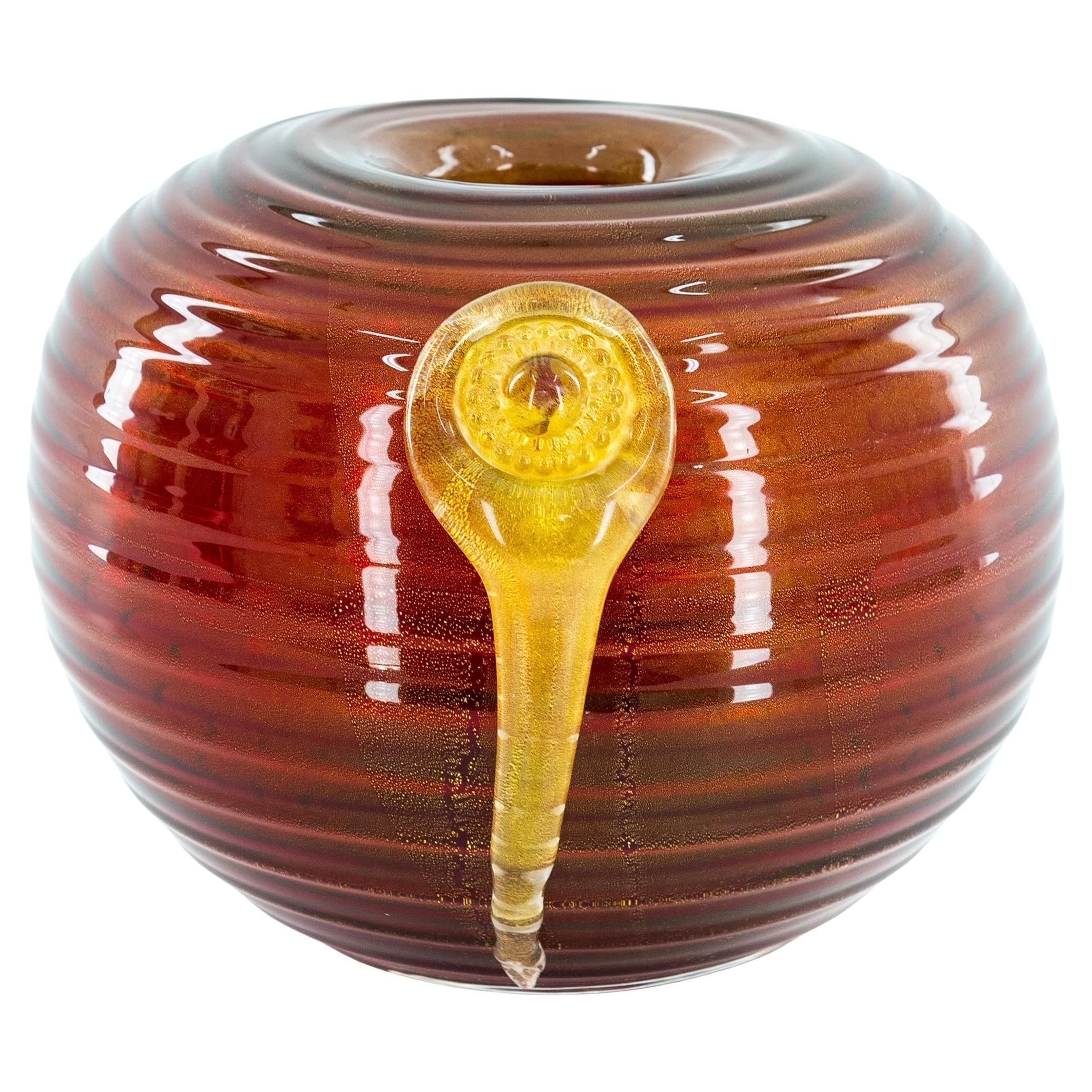 Vase en verre de Murano rouge vif orné d'un pendentif central en or Italie années 1980 en vente