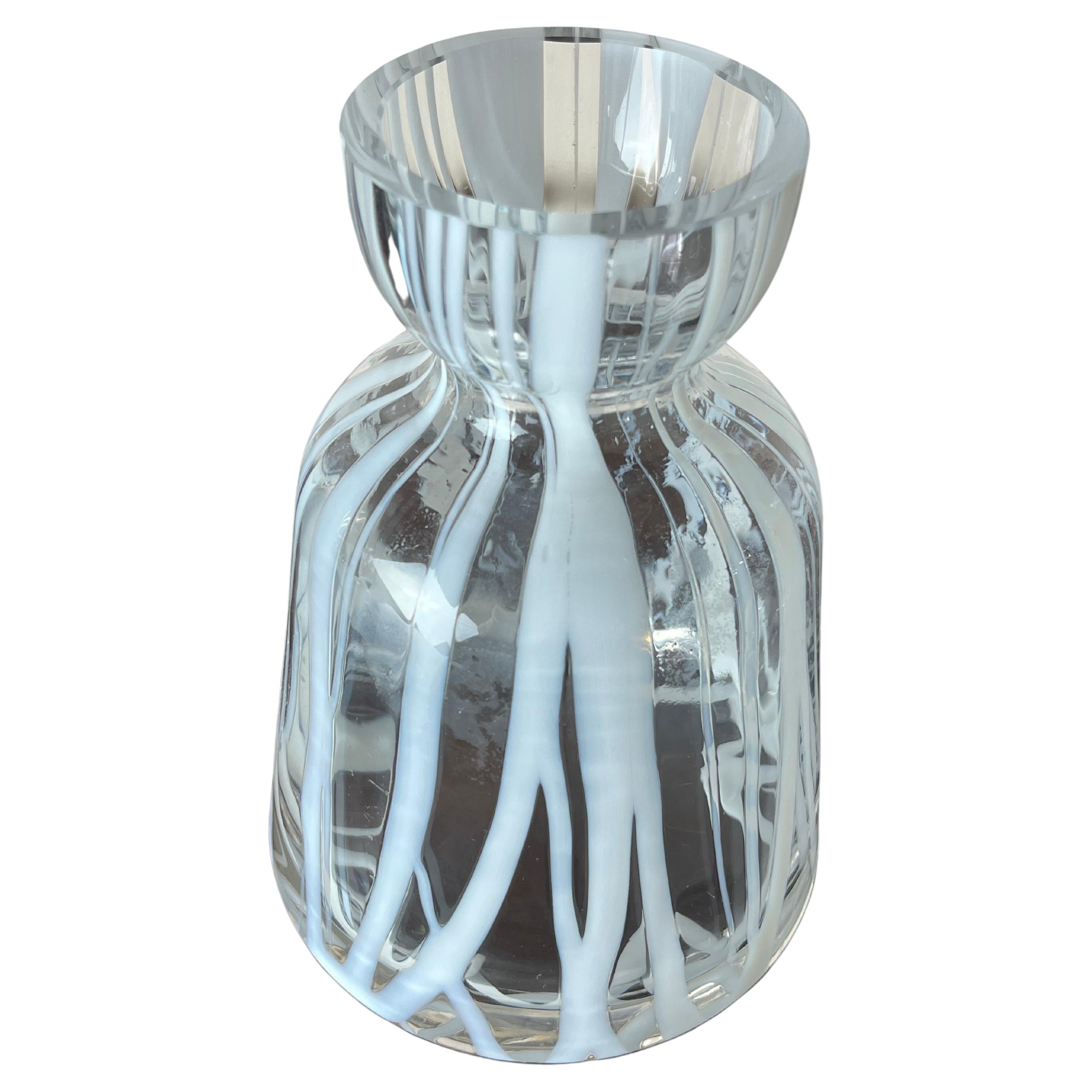 Vase aus Murano-Glas, Italien, 1960er Jahre
Gefunden in einer noblen Wohnung. Es ist intakt und in gutem Zustand. Sie können kleine Luftblasen im Inneren des Glases beobachten. Dies bescheinigt die Echtheit eines handwerklich hergestellten Produkts,