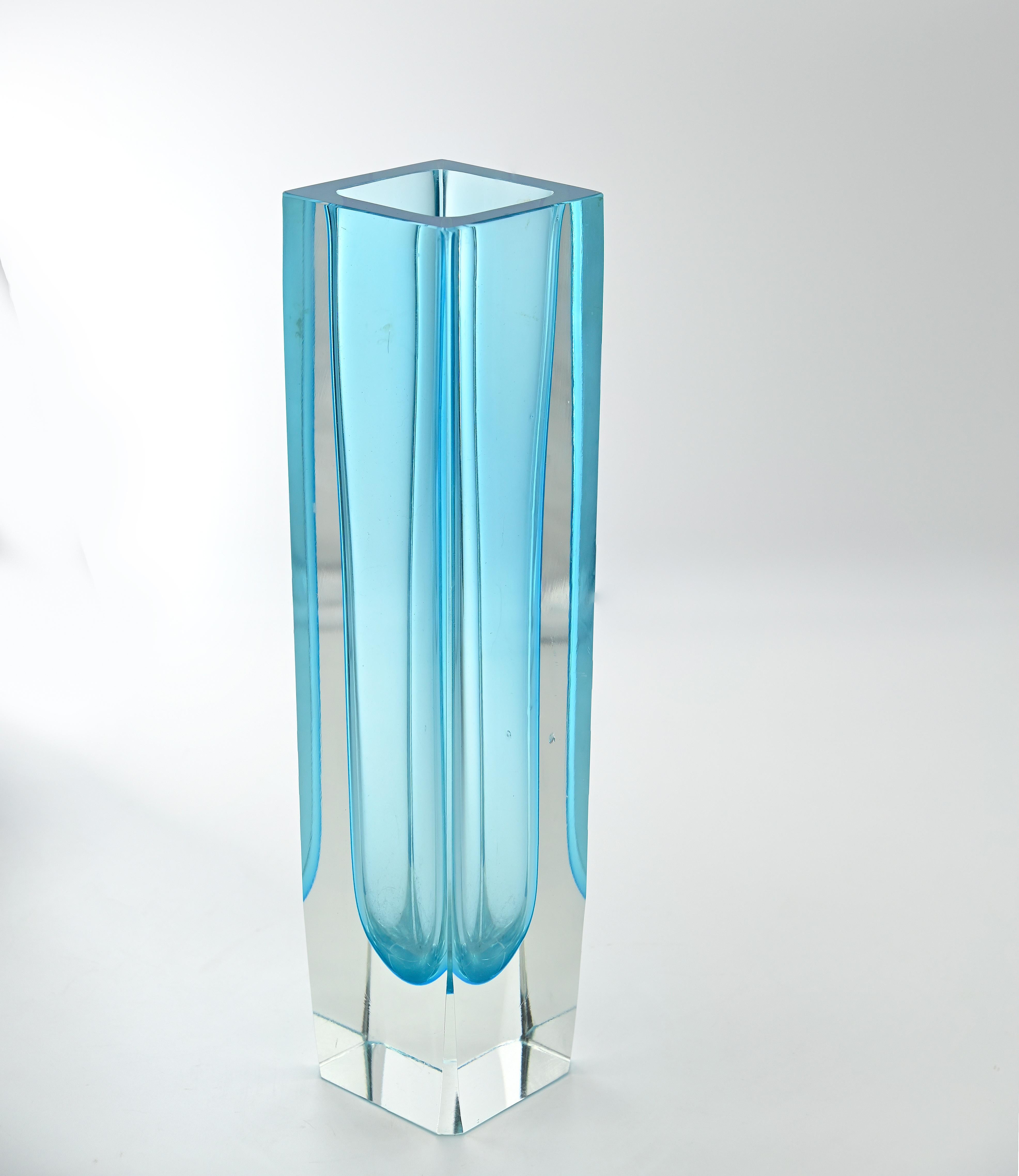 Le vase en verre de Murano est un objet décoratif réalisé dans les années 1970. 

Fabriqué à la main, couleur bleu clair.

30 x 7,5 x 7,5 cm.

Bonnes conditions !