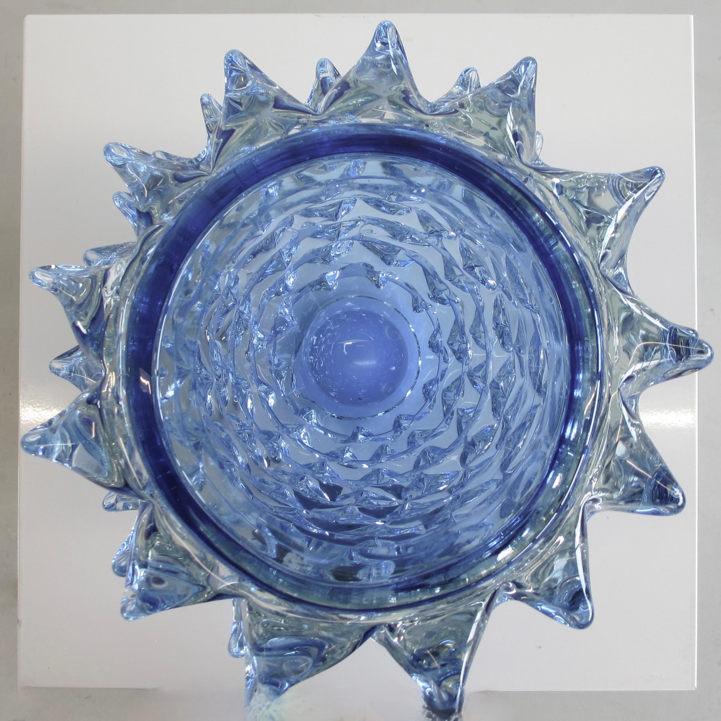 Grand vase en verre soufflé à la main, Italie, Murano.

Vase en verre bleu à pointes, gravé d'une signature sur la base. Pièce lourde et décorative, fabriquée à Murano. Signé.

.
