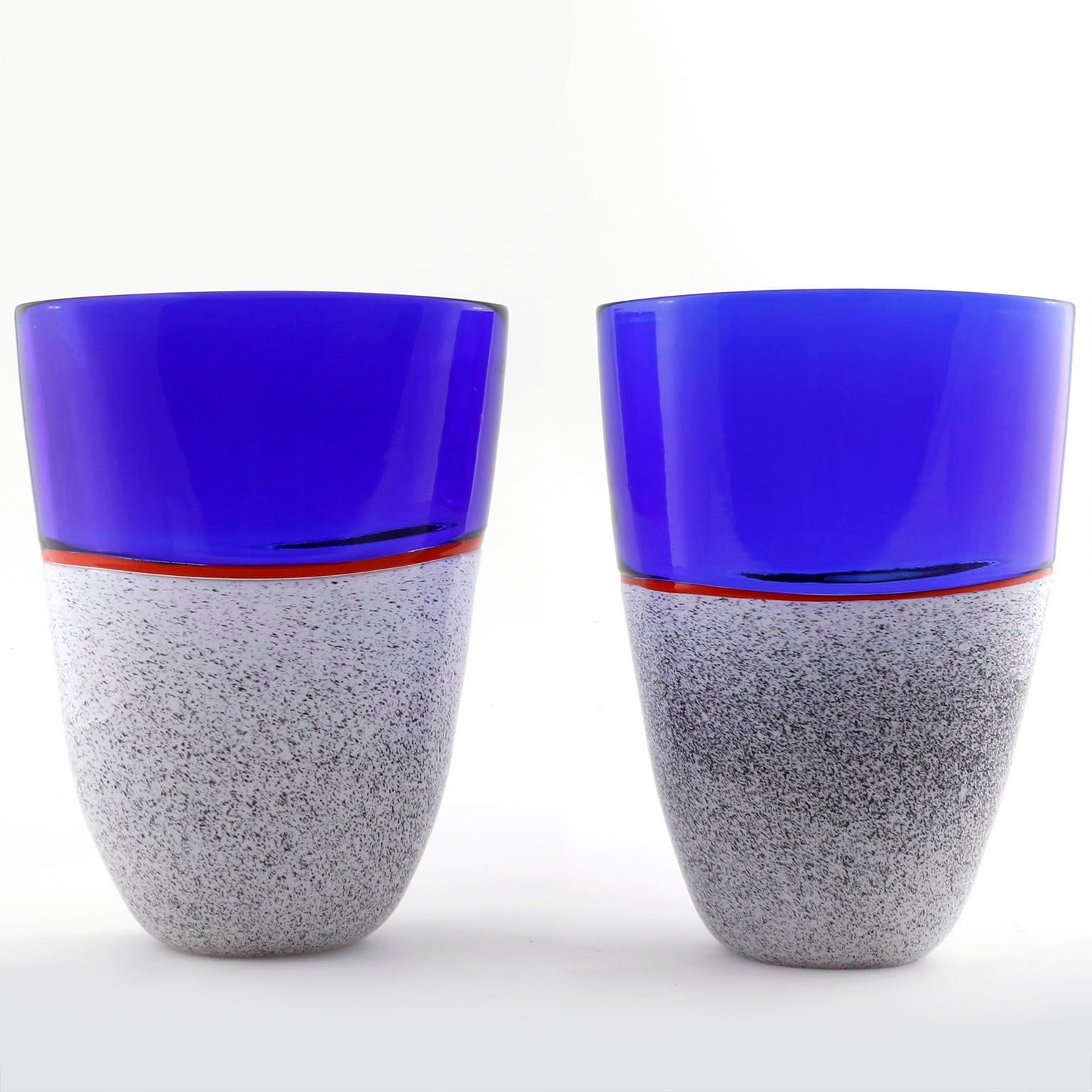 Un des deux beaux et rares vases en verre italiens de la 