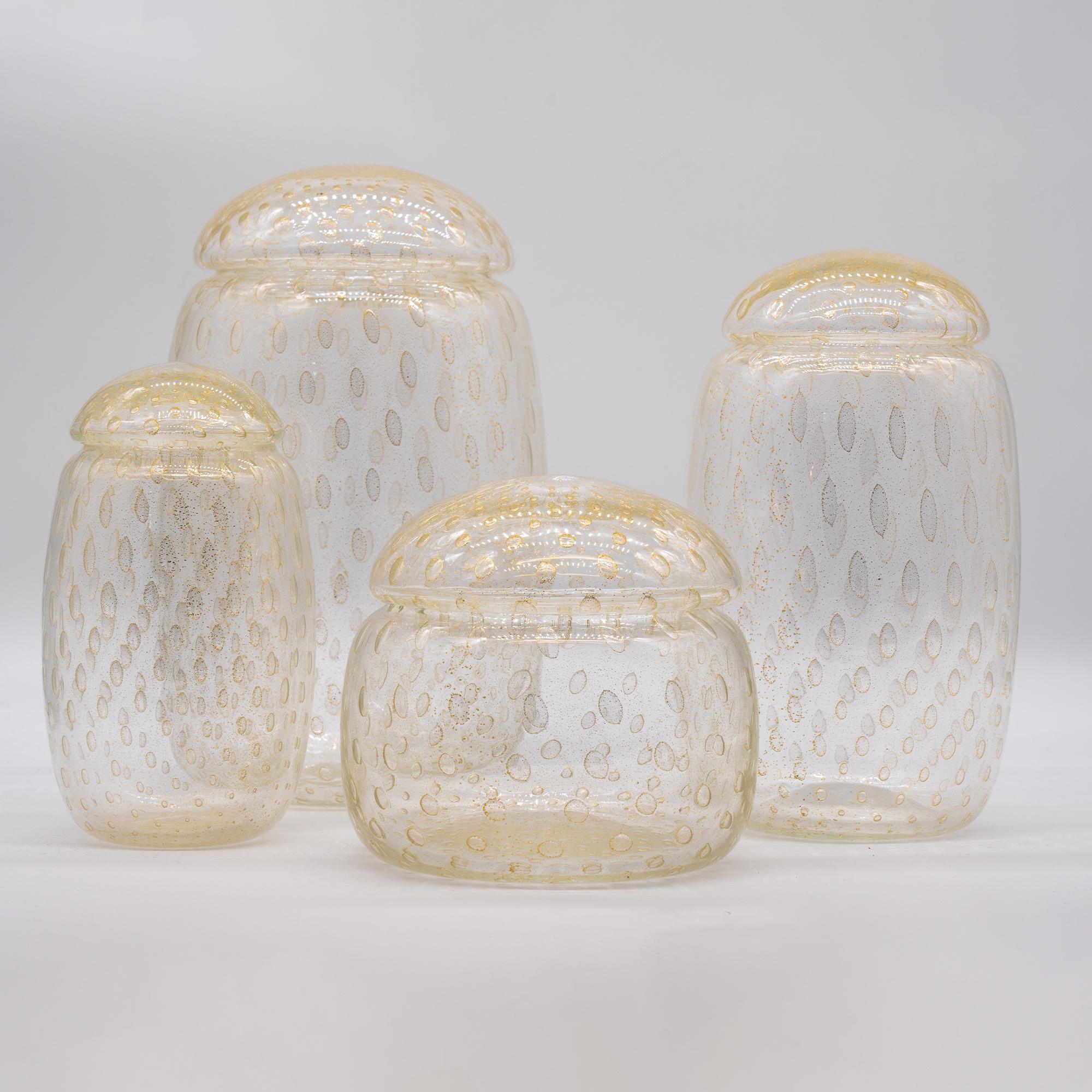 Vase à potiches en verre de Murano, soufflé à la bouche, de couleur or
Fabriqué à Murano et acheté directement auprès du fabricant.

Lot de 4 de différentes tailles, le grand a un diamètre de 18 cm et une hauteur de 20 cm.
Peut être utilisé pour