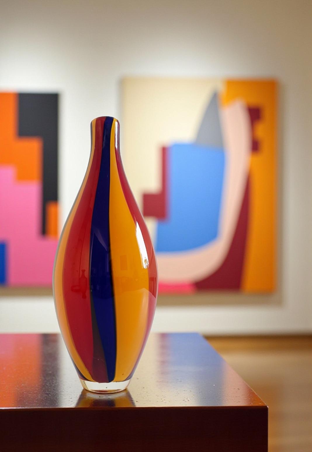 Vaso in vetro artistico soffiato a mano di Murano, Italia, circa anni '60

Un sorprendente vaso in vetro artistico di Murano soffiato a mano, realizzato sull'isola di Murano vicino a Venezia, in Italia, intorno agli anni '60. Il pezzo presenta un