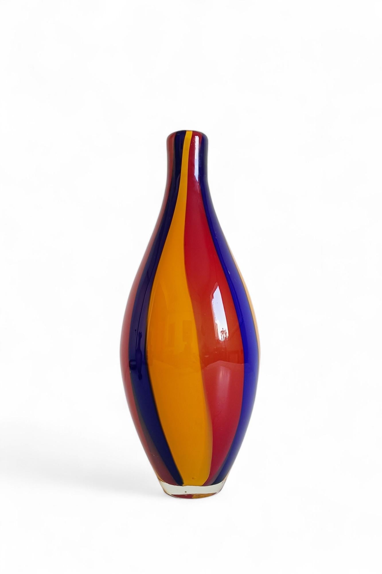 Fatto a mano Vaso in vetro di Murano, design colorato di metà secolo, Italia, anni '60 in vendita