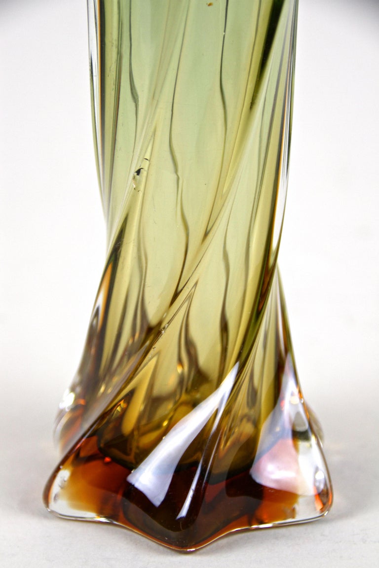 Murano Glass Vase Mid Century Green, Italy, circa 1960/70 For Sale 4