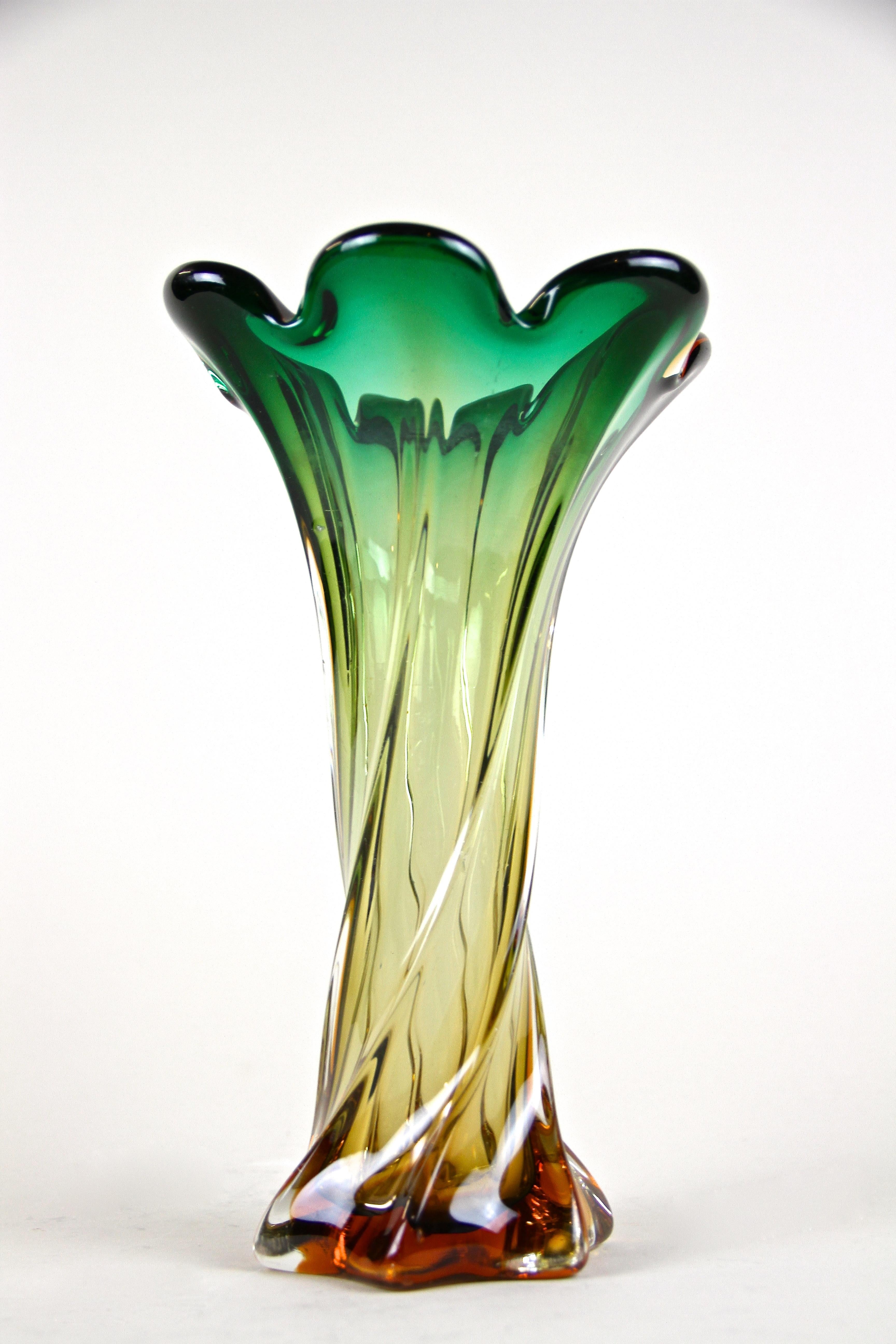 Murano Glass Vase Mid Century Green, Italy, circa 1960/70 4