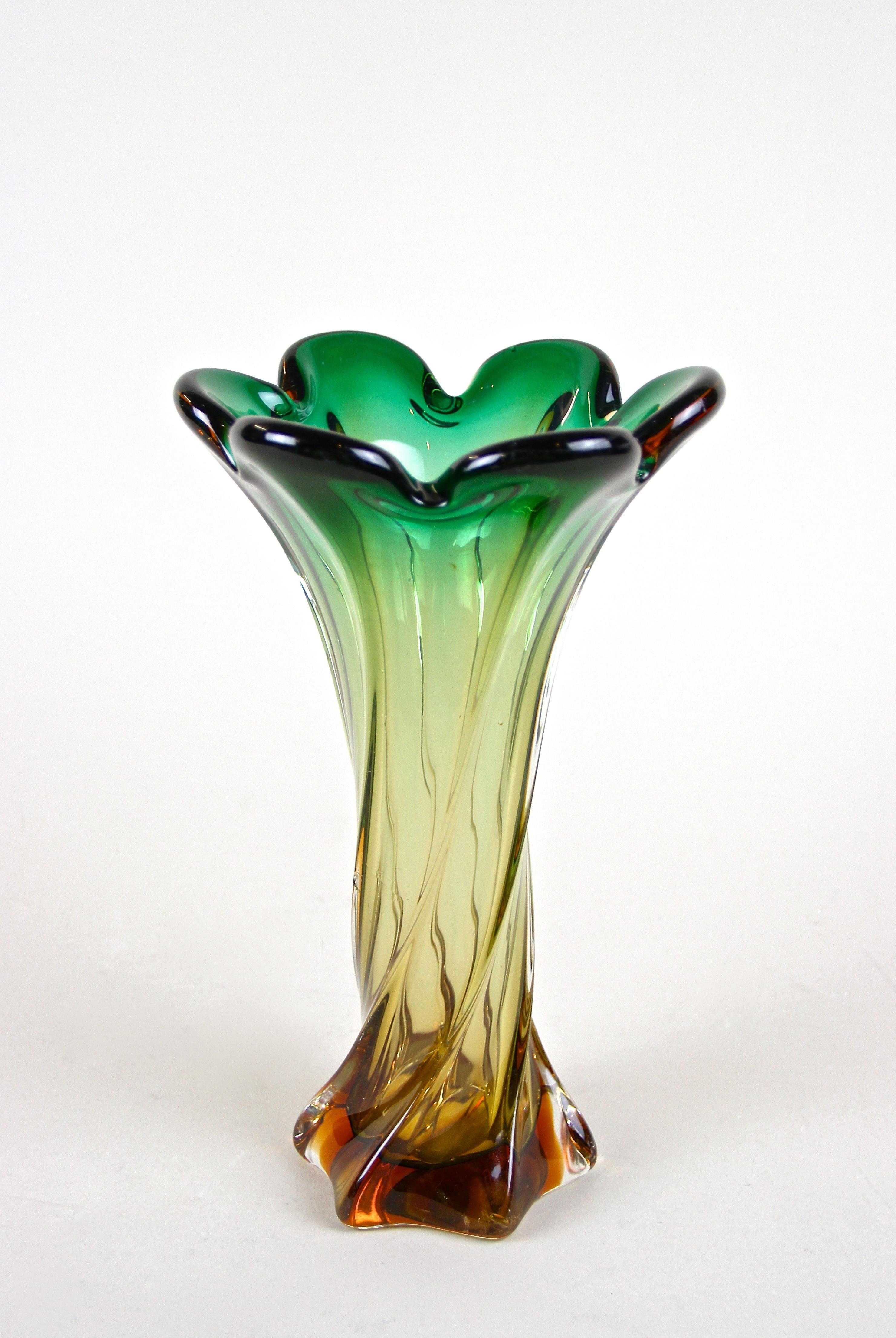 Murano Glass Vase Mid Century Green, Italy, circa 1960/70 5